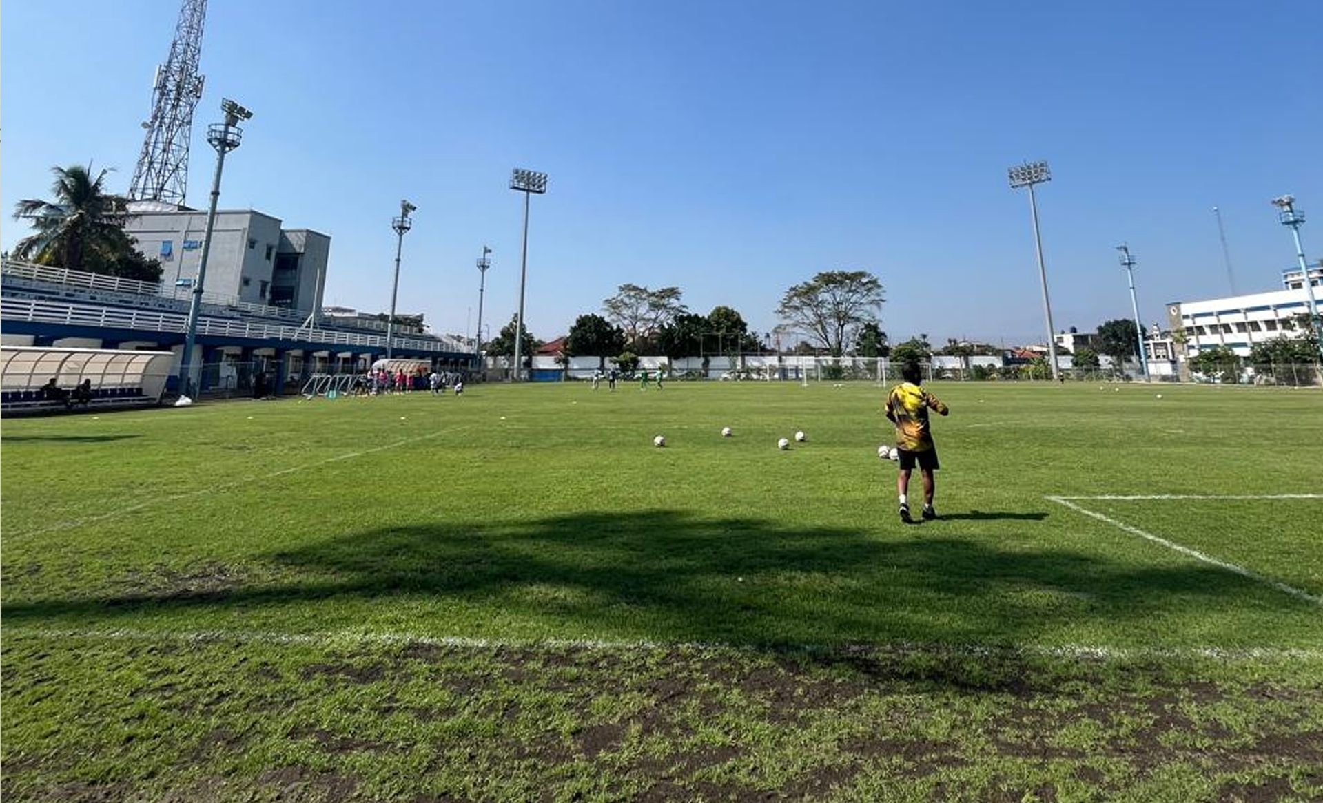 Kondisi terkini rumput di Stadion Sidolig yang dikeluhkan Pelatih Persib Bandung, Bojan Hodak