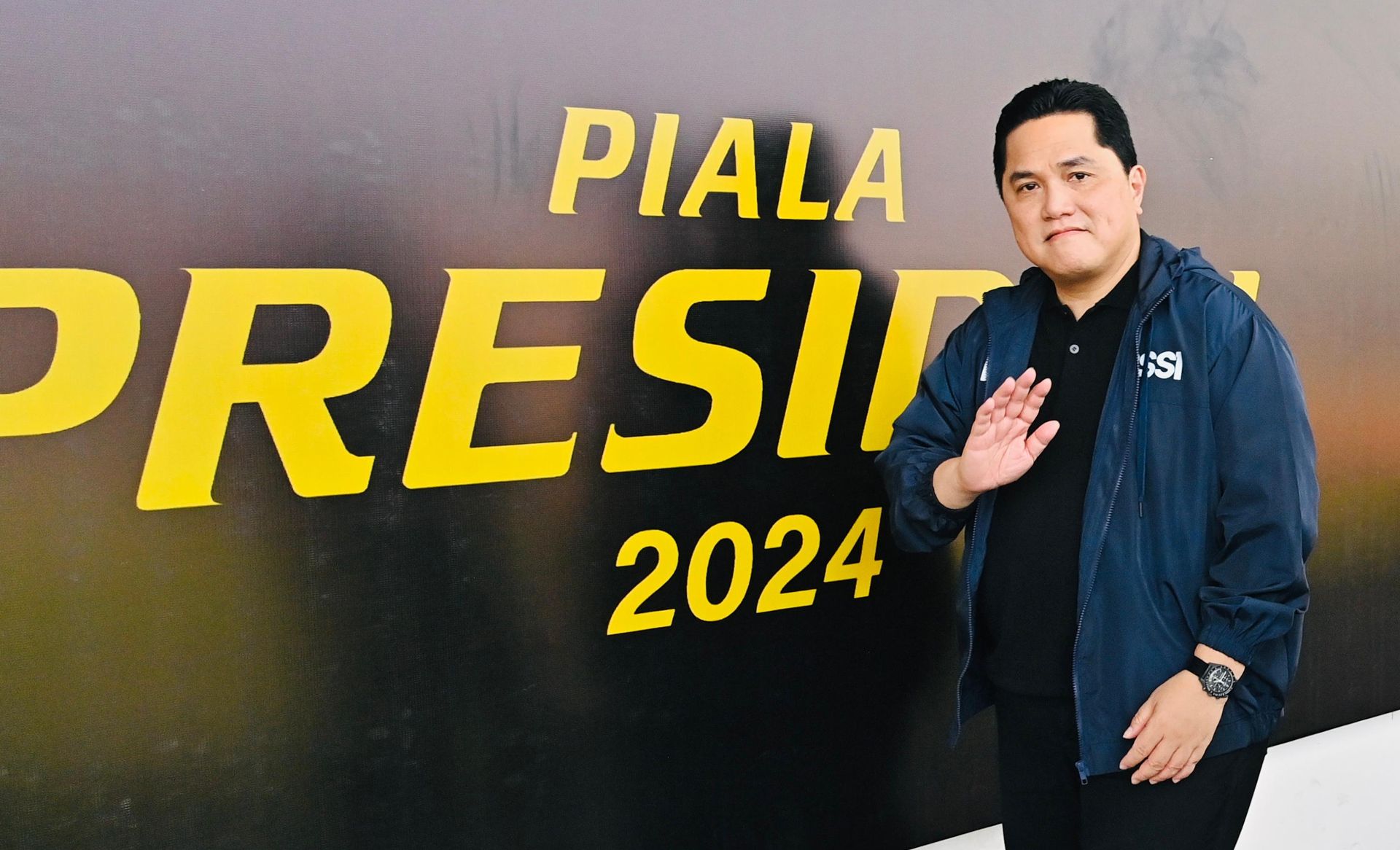 Ketua Umum PSSI Erick Thohir usai mendampingi Presiden Jokowi dan Ibu Iriana Joko Widodo di pembukaan Piala Presiden 2024 di Stadion Si Jalak Harupat, Jumat 19 Juli 2024 a