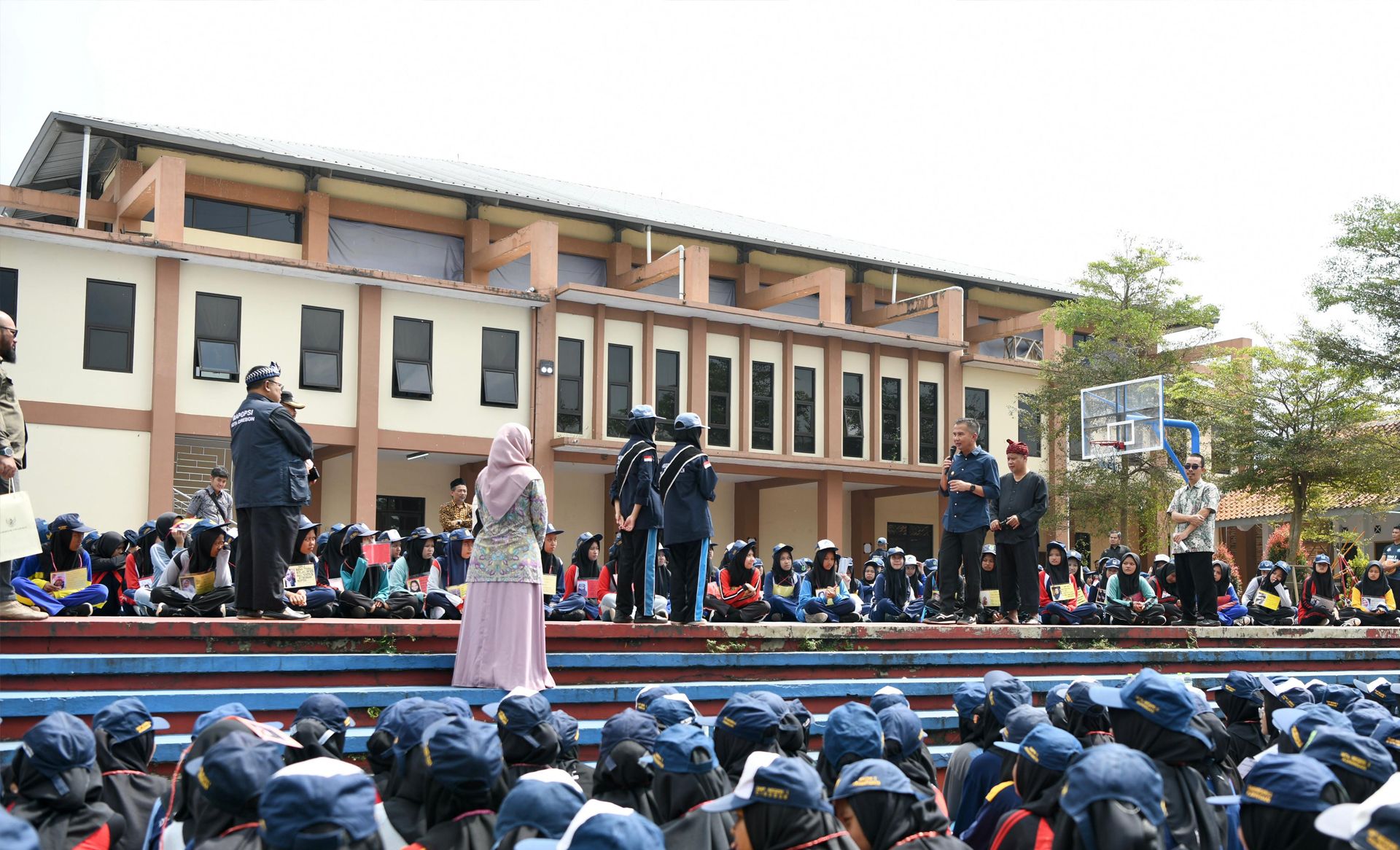 Penjabat Gubernur Jawa Barat Bey Machmudin meninjau pelaksanaan Masa Pengenalan Lingkungan Sekolah (MPLS) di SMKN 3 Kabupaten Kuningan, Kamis (18/7/2024). 