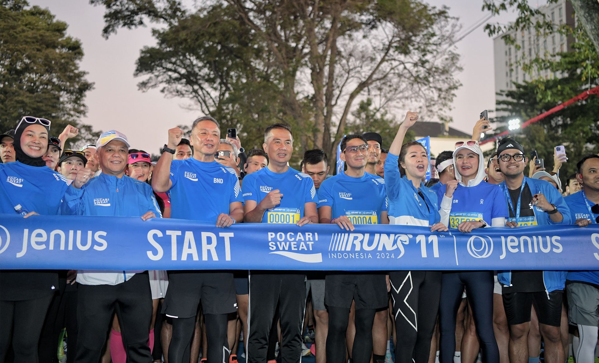 Pj Gubernur Jawa Barat Bey Machmudin lepas para peserta Pocari Sweat Run 2024 di depan Gedung Sate, Kota Bandung, Minggu 21 Juli 2024