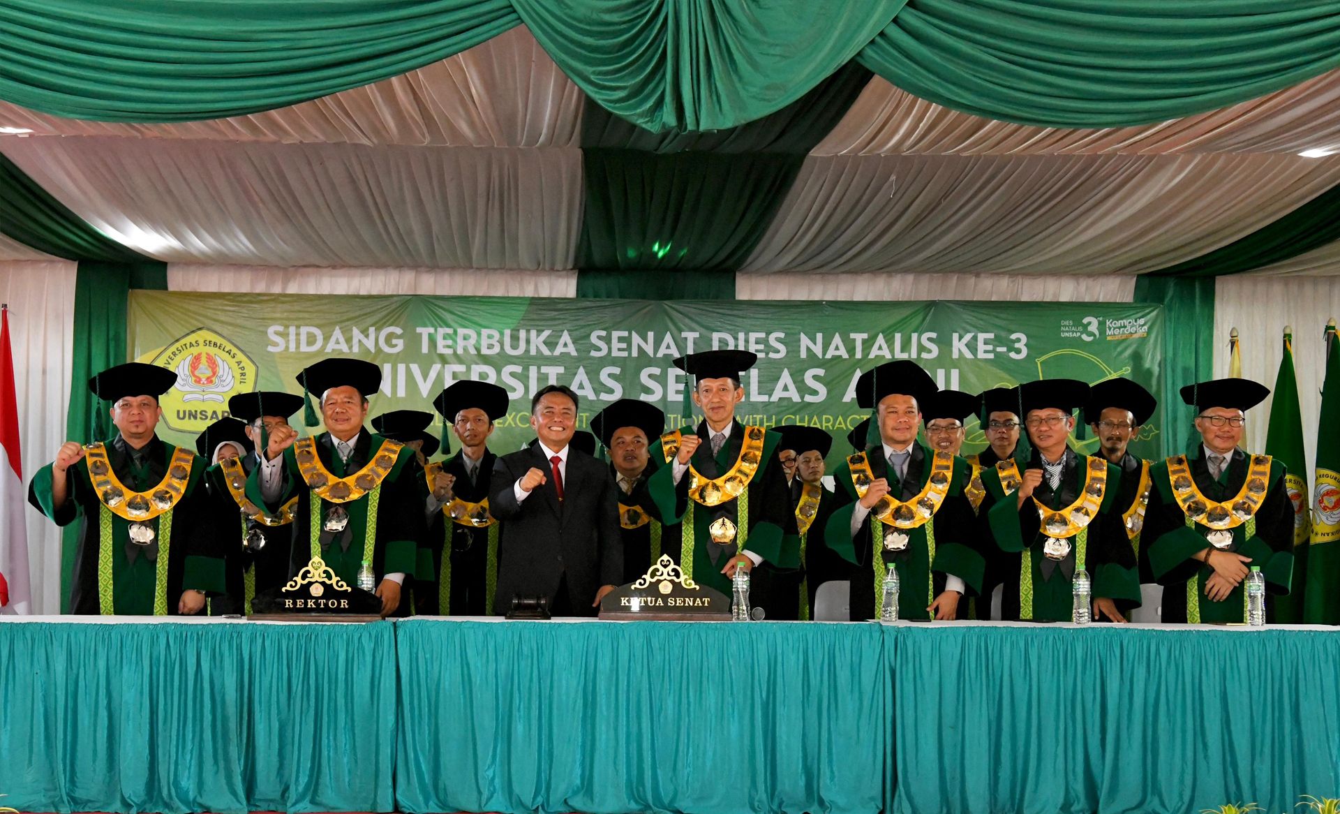 Sekda Jabar Herman Suryatman memberikan sambutan pada Dies Natalis Ke-3 Universitas Sebelas April (Unsap) di aula HES, kampus Unsap, Kabupaten Sumedang, Senin (22/7/2024)