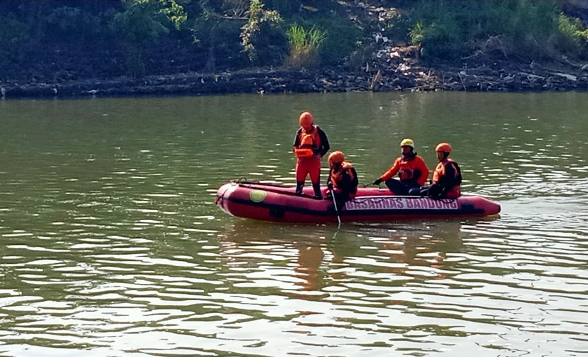 Tim SAR cari warga yang tenggelam di Sungai Cimanuk, Kecamatan Lohbener Indramayu, Rabu 24 Juli 2024