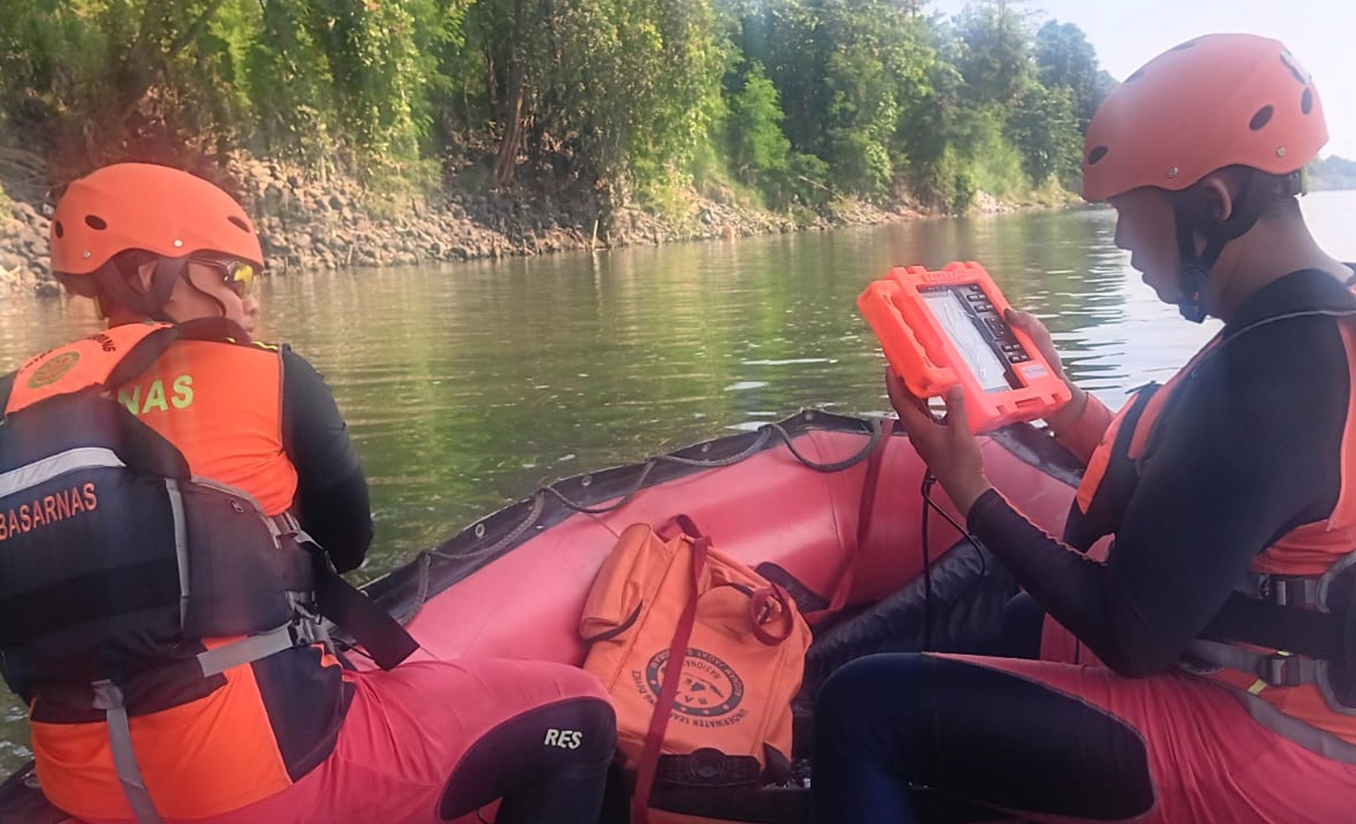 Tim SAR cari warga yang tenggelam di Sungai Cimanuk, Kecamatan Lohbener Indramayu, Rabu 24 Juli 2024