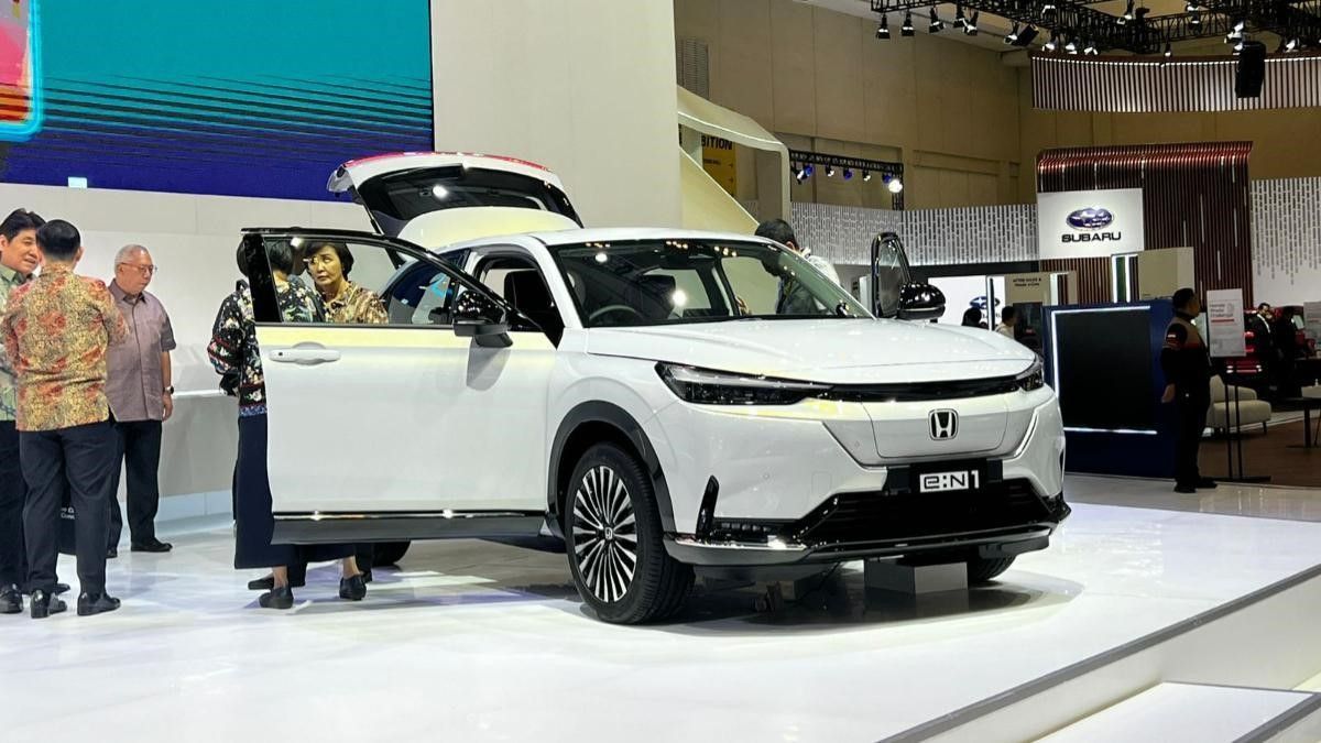 Potret jajaran petinggi Honda bersanding di samping Honda e:N1 yang dipajang di perhelatan Gaikindo Indonesia International Auto Show (GIIAS) 2024 yang berlangsung di ICE BSD City, Tangerang Selatan pada 18 hingga 28 Juli 2024. Pikiran-Rakyat.com/Alza Ahdira