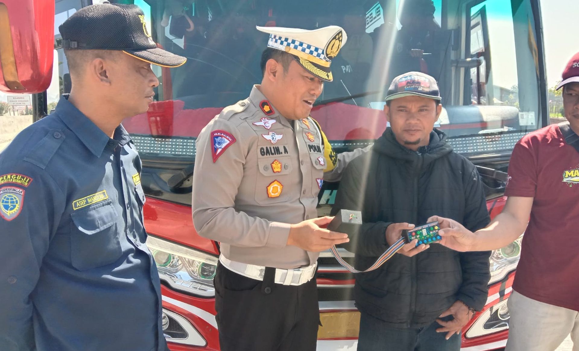 Kasat Lantas Polresta Bandung, Kompol Galih Apria saat razia bus yang pasang klakson telolet, Sabtu 27 Juli 2024