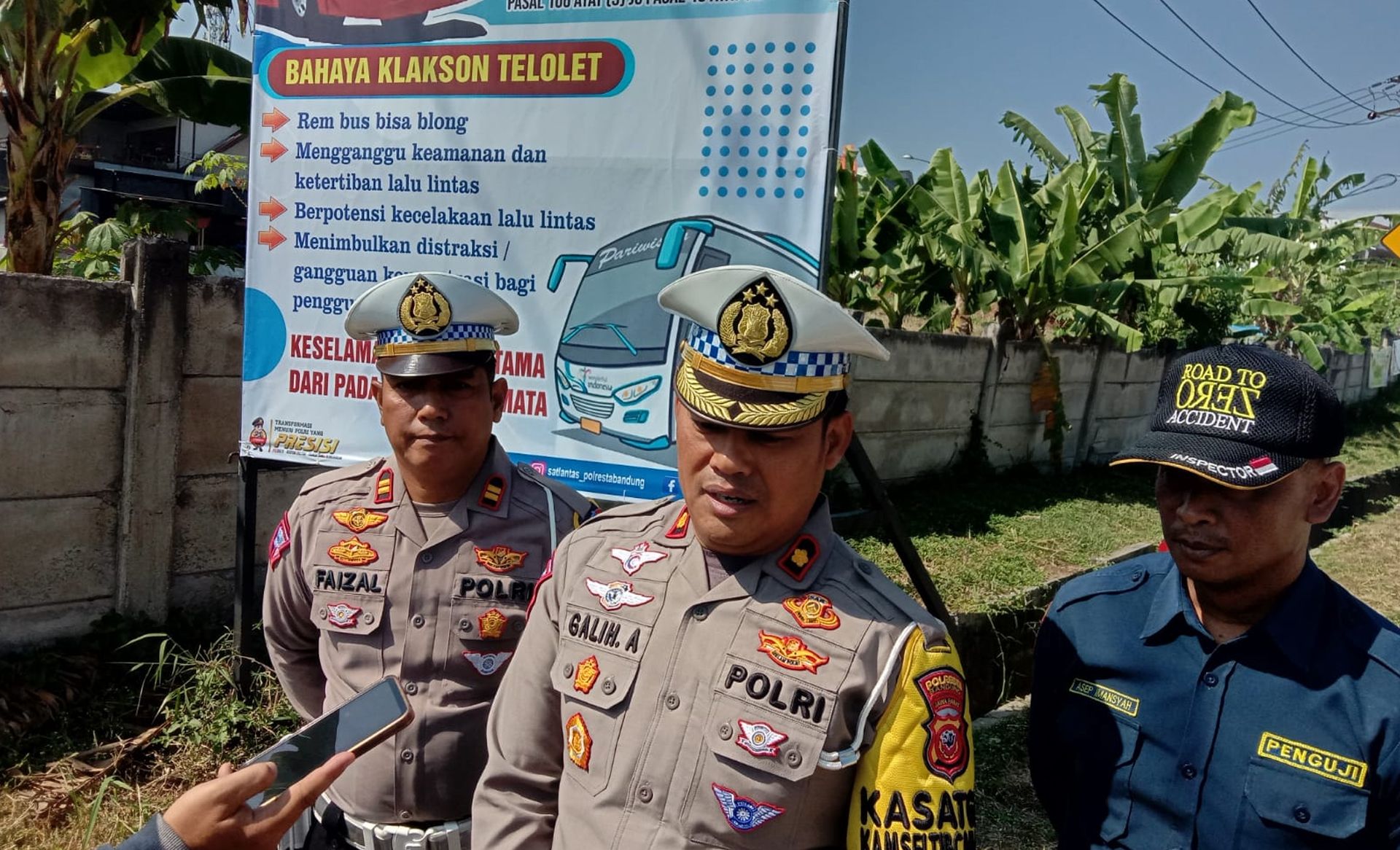 Kasat Lantas Polresta Bandung, Kompol Galih Apria saat razia bus yang pasang klakson telolet, Sabtu 27 Juli 2024