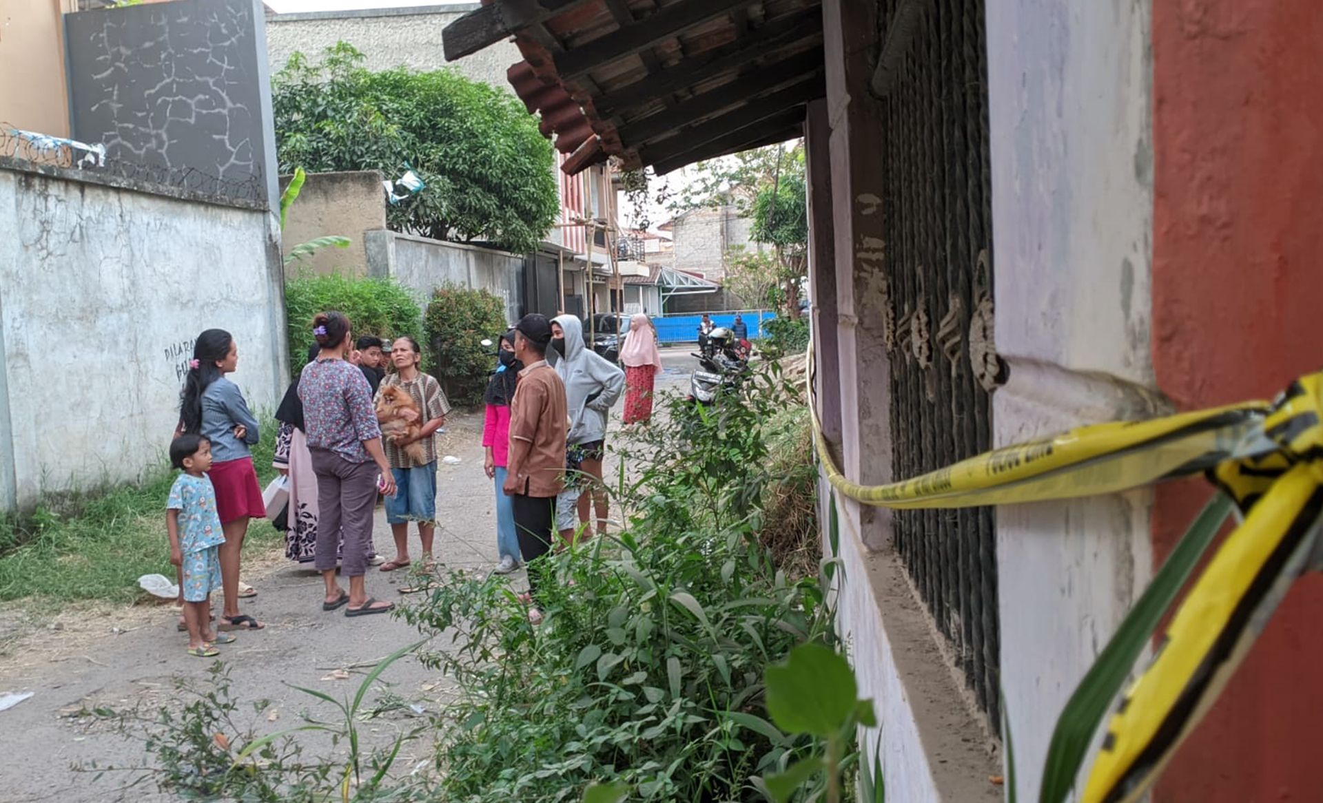 Warga berkumpul di depan rumah tempat ditemukannya dua kerangka manusia, Kompleks Tanimulya, Ngamprah, Kabupaten Bandung Barat, Senin 29 Juli 2024.