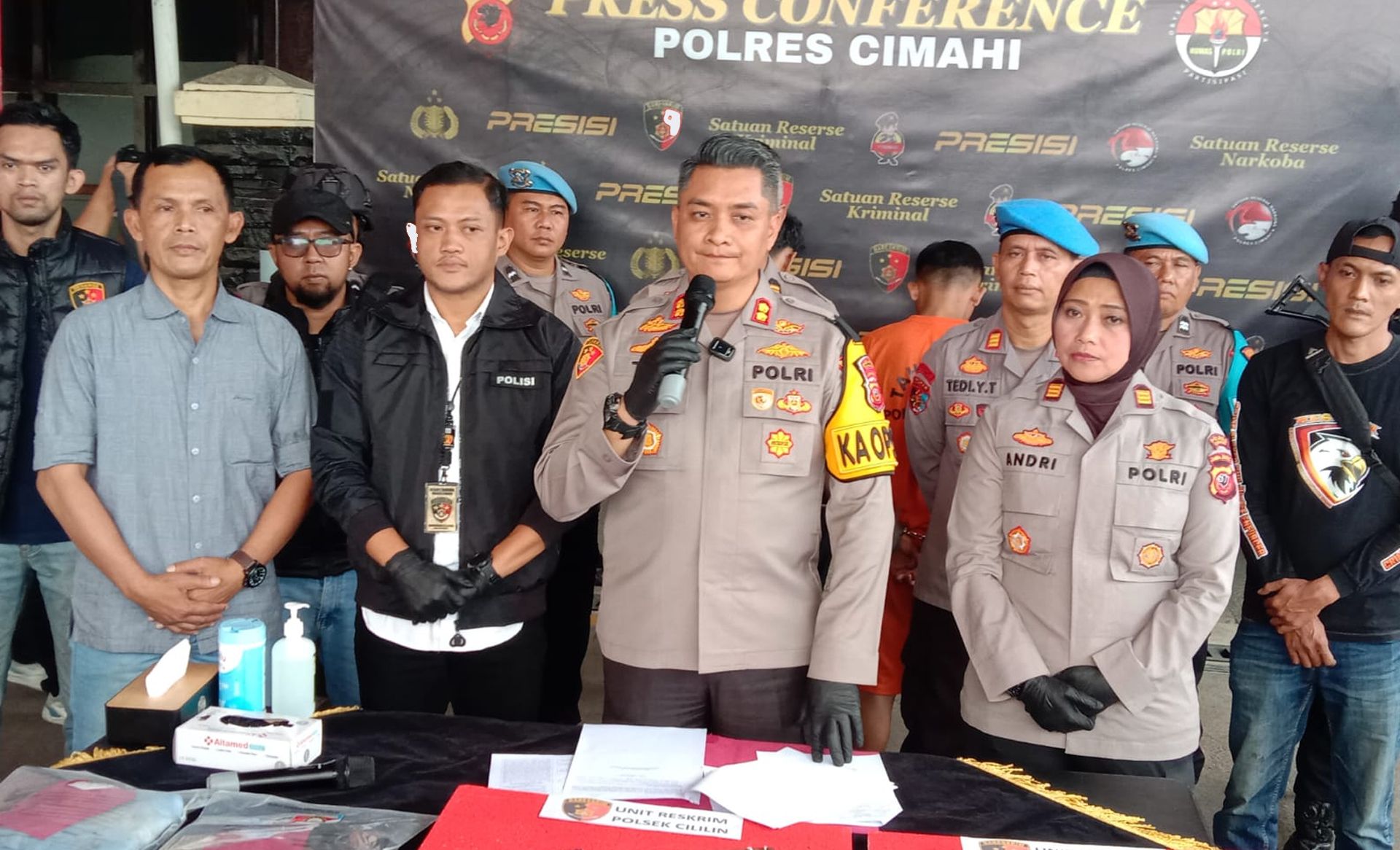 Kapolres Cimahi AKBP Tri Suhartanto berikan keterangan saat rilis kasus penganiayaan yang menyebabkan korban meninggal dunia di Desa Tanjungwangi, Kecamatan Cihampelas, Kota Bandung, kamis 1 Agustus 2024