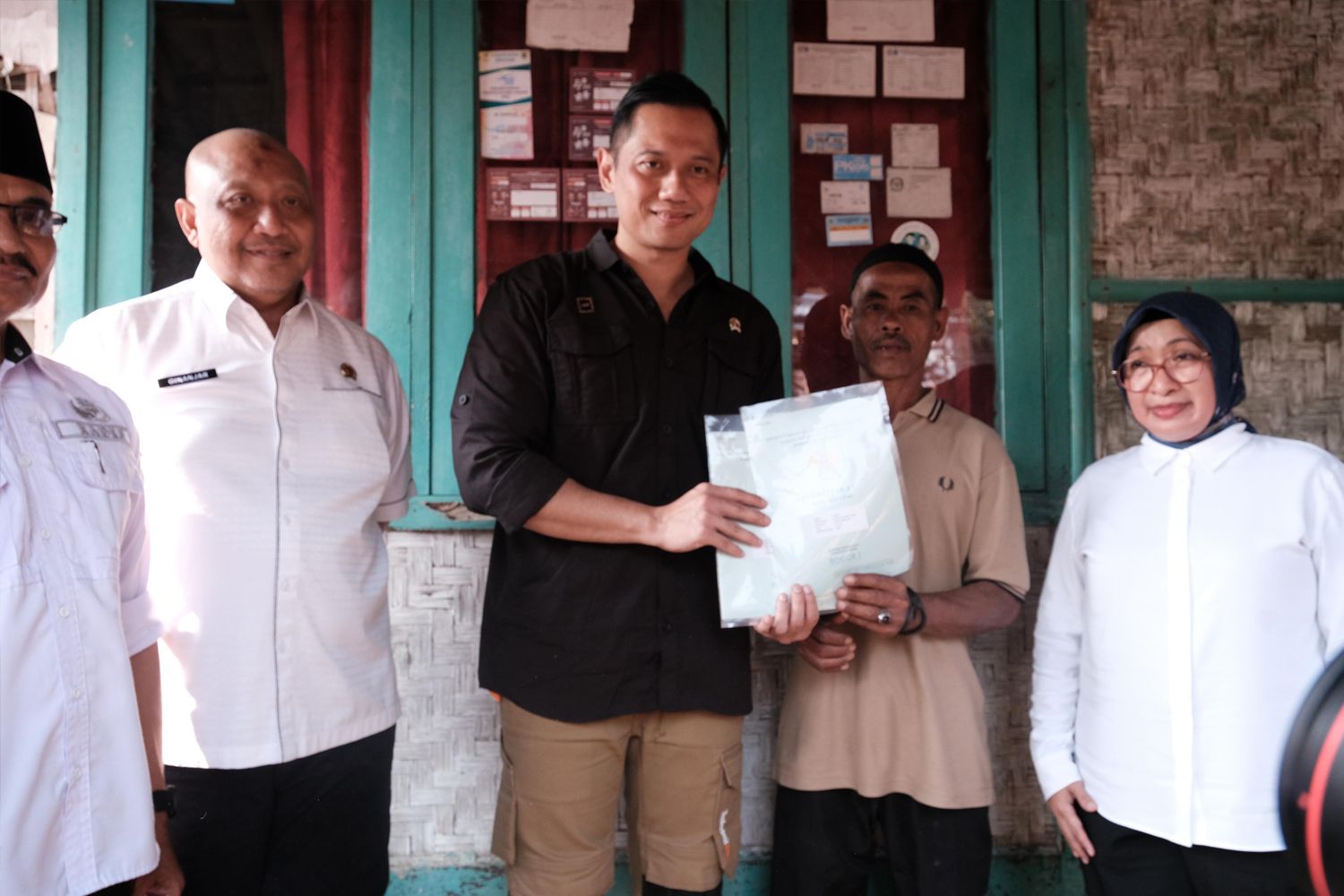 Menteri ATR/BPN Agus Harimurti Yudhoyono (AHY) menyerahkan 15 sertipikat hasil dari program Pendaftaran Tanah Sistematis Lengkap (PTSL) di Desa Cibalung, Kecamatan Cijeruk, Kabupaten Bogor, Selasa 6 Agustus 2024