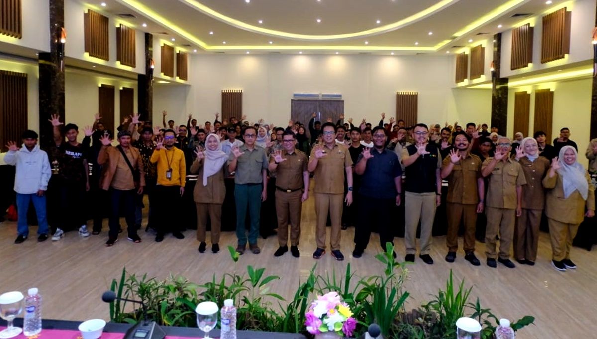 Plt Kepada Dinas Perkebunan Provinsi Jawa Barat, Gandjar Yudniarsa, membuka pelatihan Pelatihan Penataan Lahan, Pemanfaatan Prasarana dan Pengendalian Perkebunan bagi Petani Tembakau hari ke-2 yang dilaksanakan di Bale Informasi Rehabilitasi Hutan dan Lahan (BIRHAN), Senin, 5 Agustus 2024.