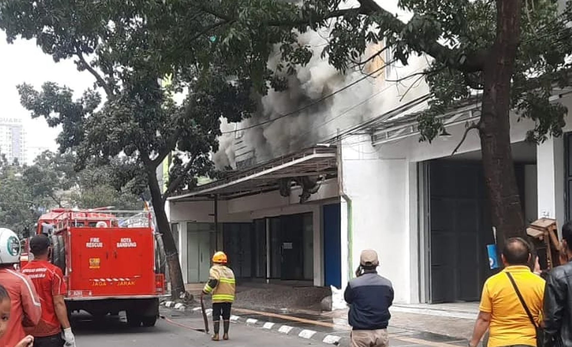 Proses pemadaman kebakaran toko di Jalan Cibaduyut Bandung.