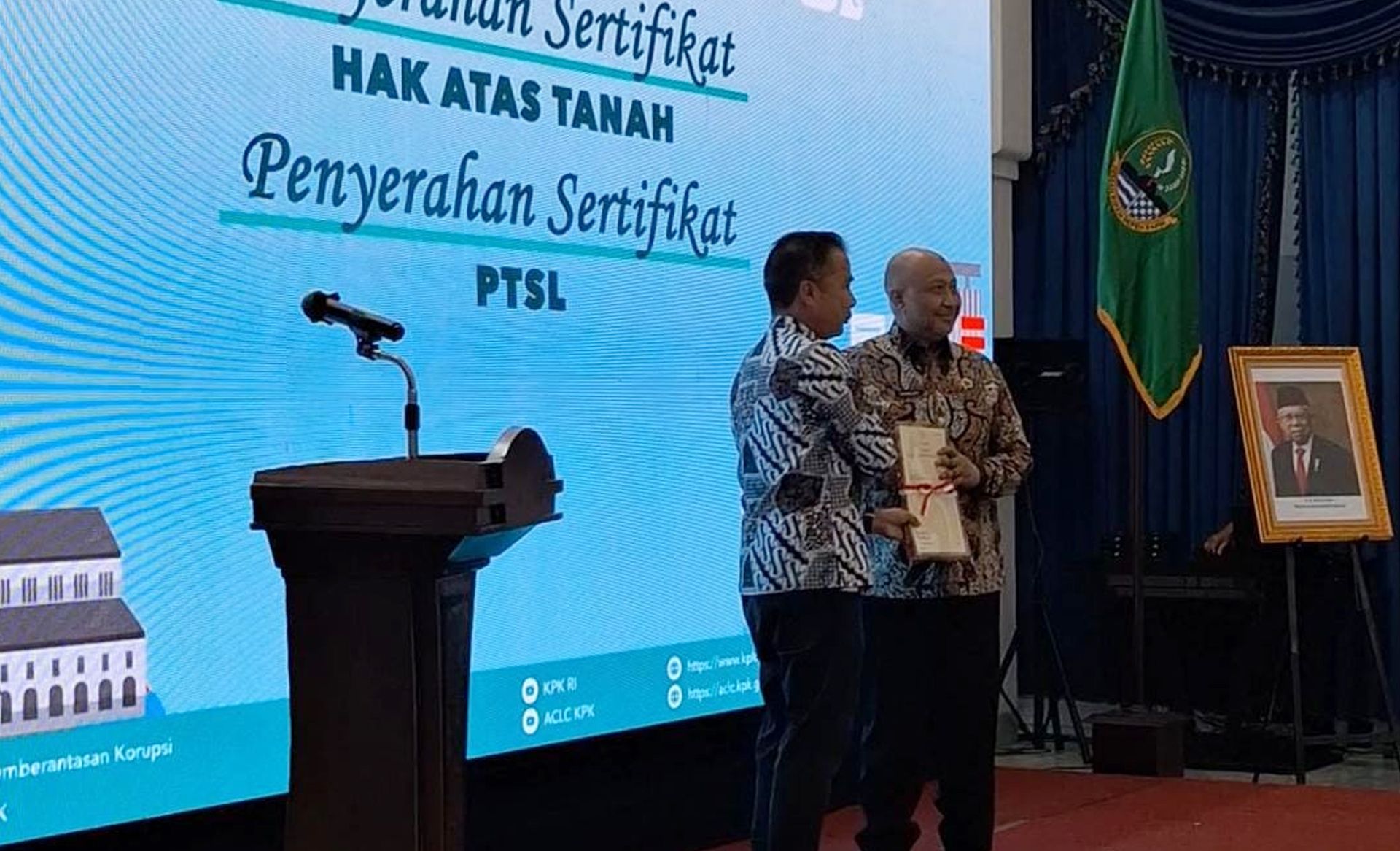 Kepala Kantor Wilayah (Kanwil) Badan Pertanahan Nasional (BPN) Provinsi Jawa Barat (Jabar) Yuniar Hikmat Ginanjar bersama Pj Gubernur Jabar Bey Machmudin.