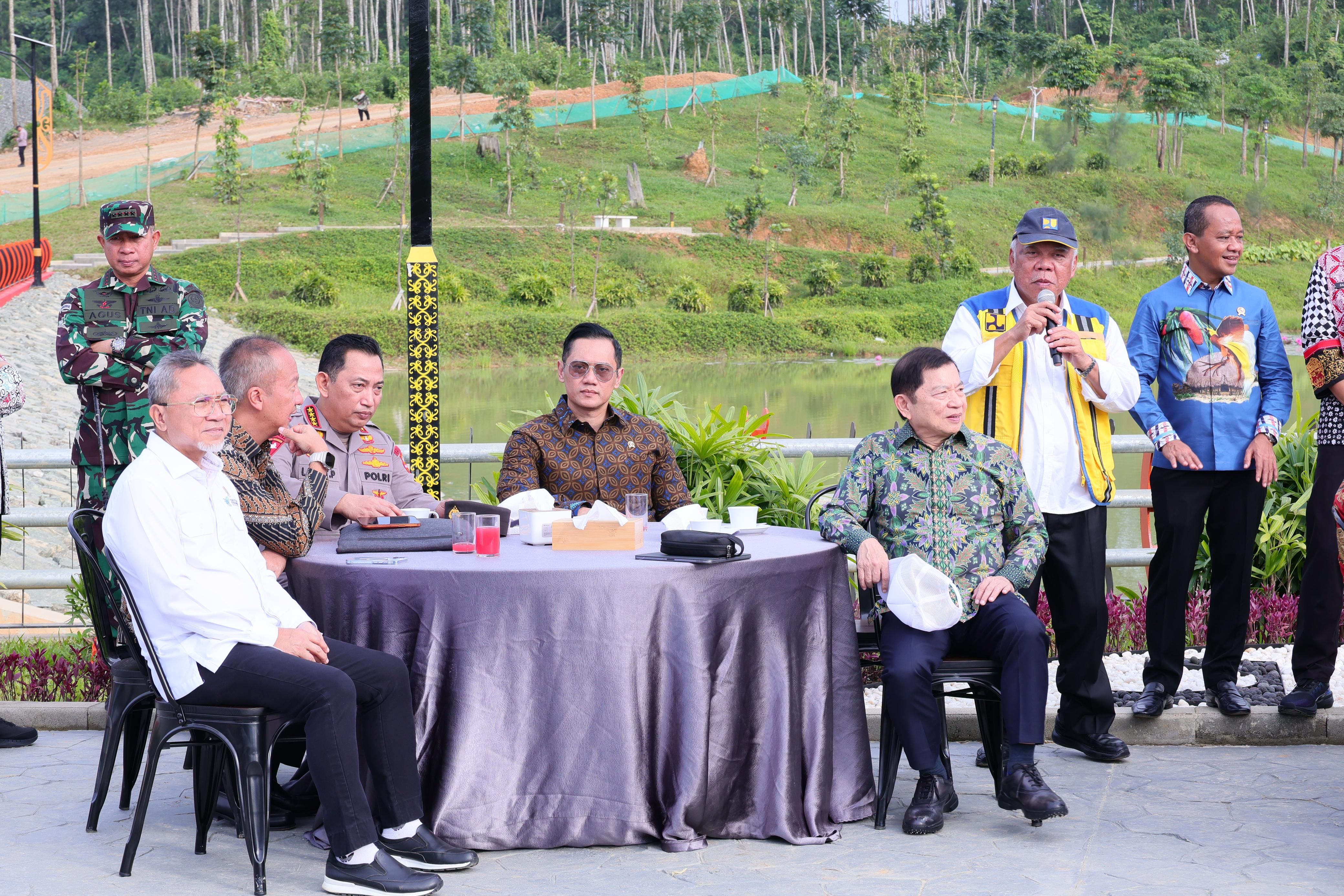  Menteri ATR/BPN, Agus Harimurti Yudhoyono (AHY) mengikuti peninjauan Embung MBH dan Sumbu Kebangsaan di Ibu Kota Nusantara (IKN) bersama Presiden Republik Indonesia (RI), Joko Widodo, Wakil Presiden RI, Ma’ruf Amin, serta Menteri Kabinet Indonesia Maju (KIM) pada Senin pagi 12 Agustus 2024.