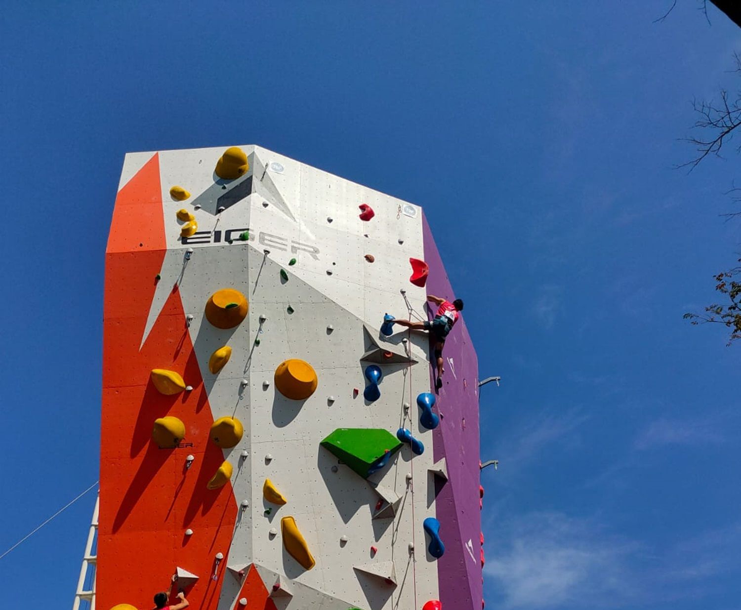 Para atlet internasional ini akan berkompetisi dengan ratusan pemanjat asal berbagai daerah di Indonesia, mereka bakal berkompetisi dalam ajang tahunan yang digelar oleh EIGER Adventure, bertajuk EIGER Independence Sport Climbing Competition (EISCC) 2024. 