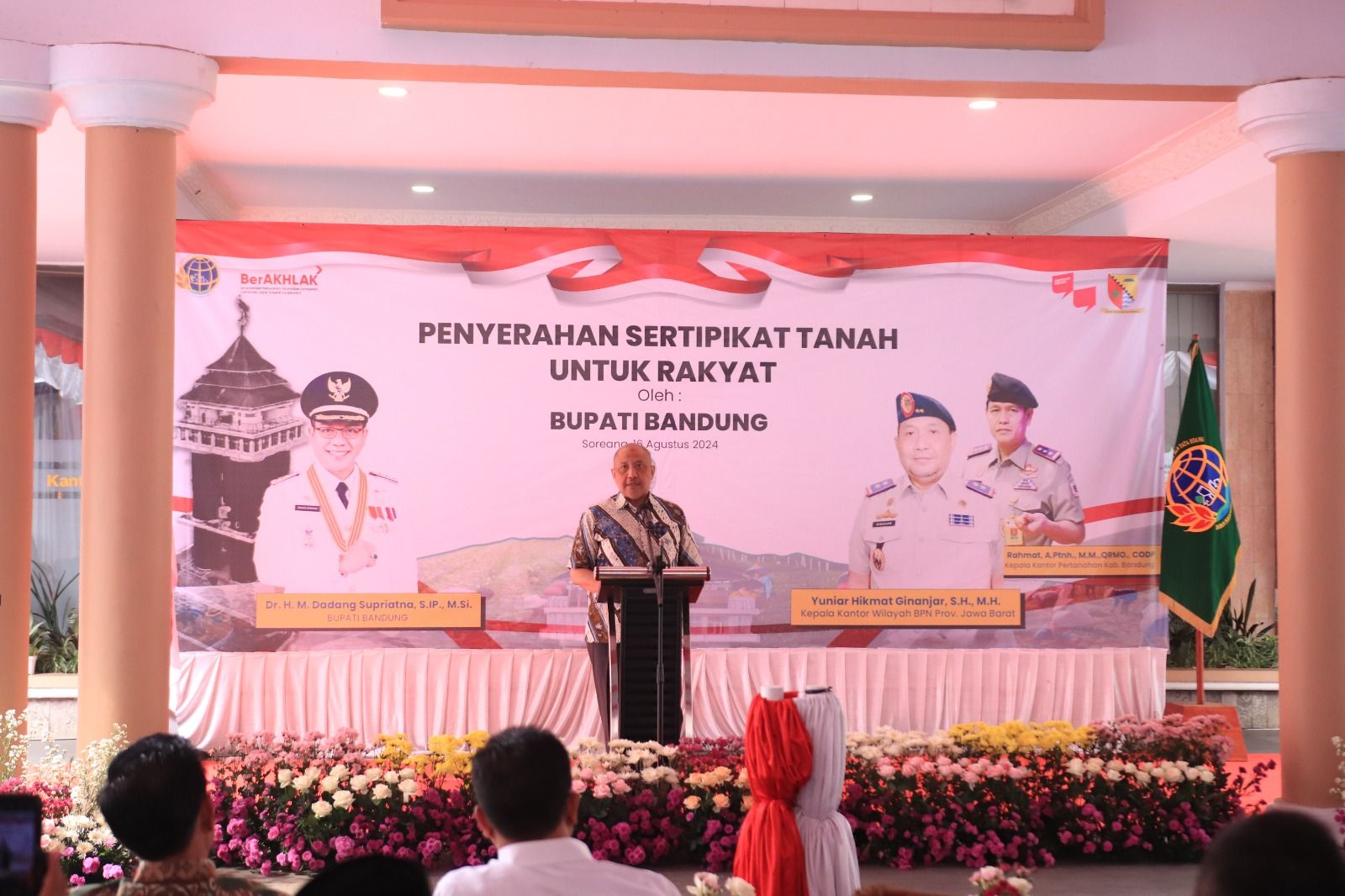 Kanwil BPN Jabar Serahkan Sertipikat PTSL kepada Masyarakat di Kabupaten Bandung