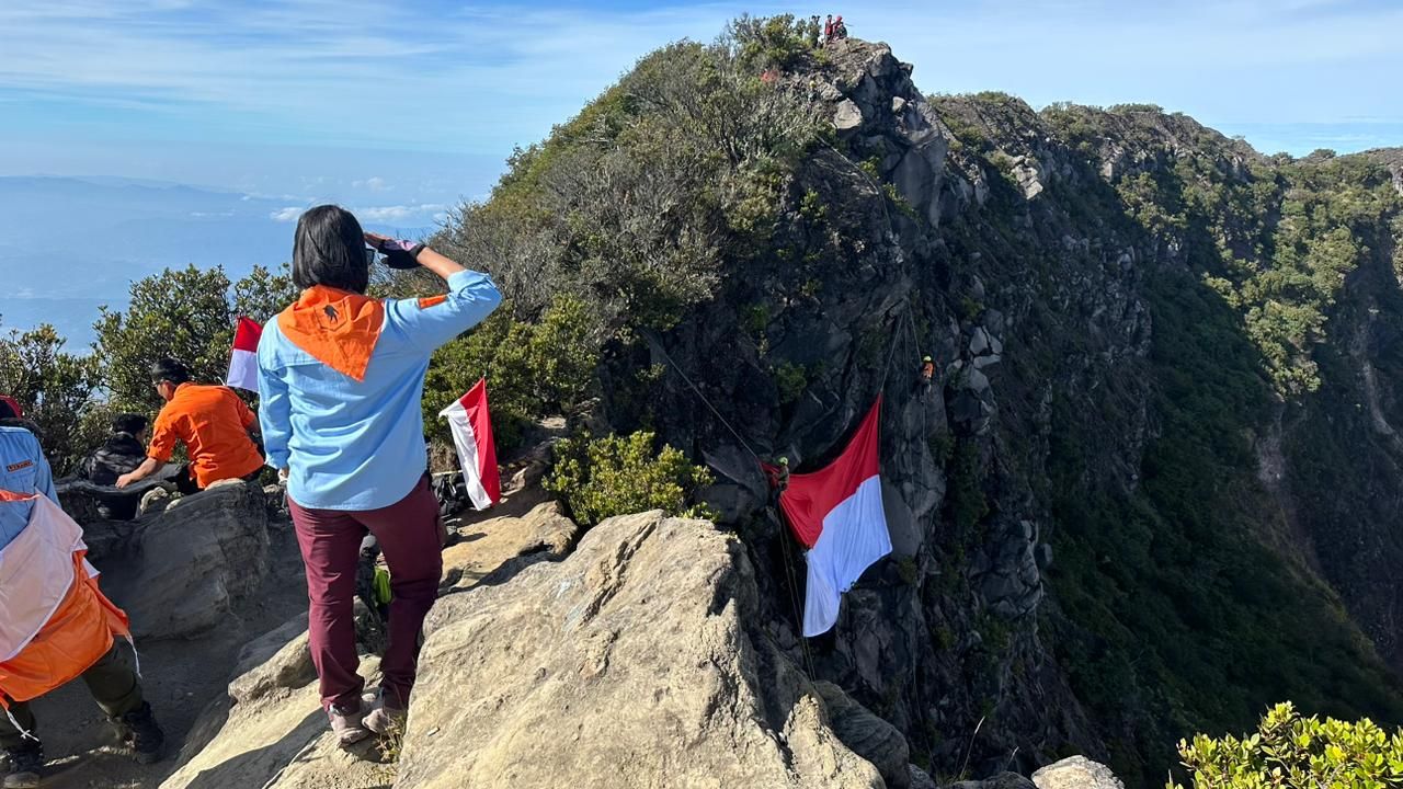 Dalam rangka memperingati HUT Republik Indonesia ke-79, Organisasi Pendaki Gunung TRAMP berhasil mengibarkan bendera merah putih raksasa di kawah Gunung Ciremai, Kabupaten Kuningan, pada Sabtu 17 Agustus 2024.