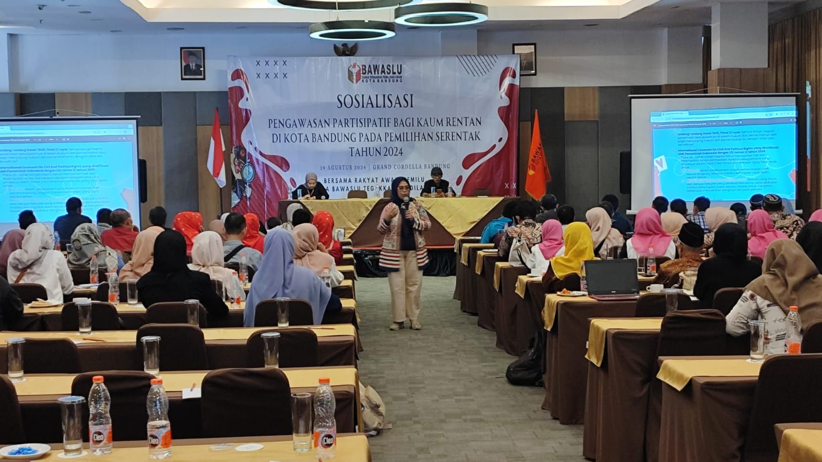 Bawaslu Kota Bandung menggelar sosialisasi pengawasan partisipatif bersama kaum rentan dari Persatuan Tunanetra Indonesia (Pertuni) di Grand Cordela Kota Bandung, Senin, 19 Agustus 2024.* / TOMMY RIYADI/PRFMNEWS