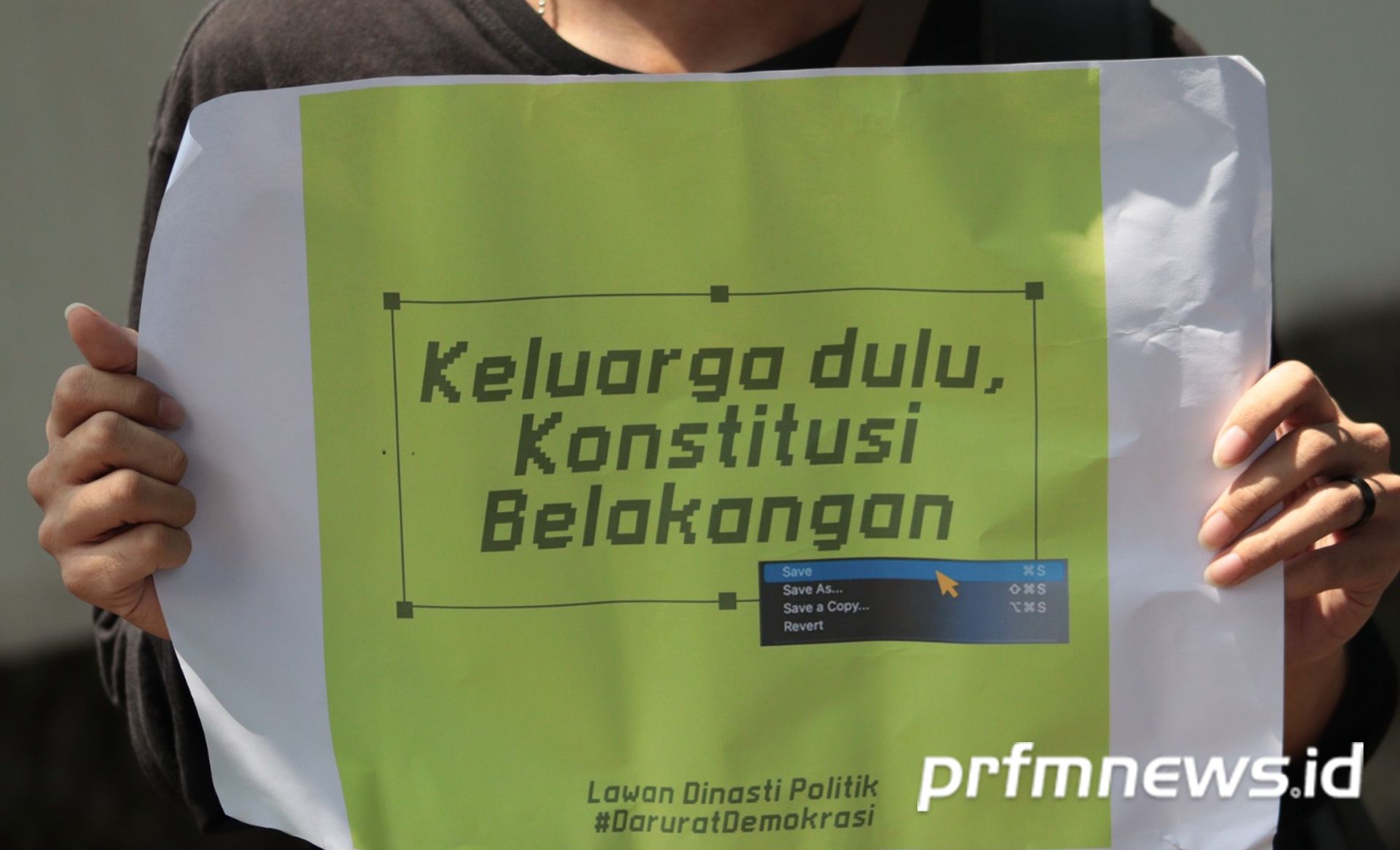 Poster yang dibawa massa aksi unjuk rasa di depan Gedung DPRD Jabar.