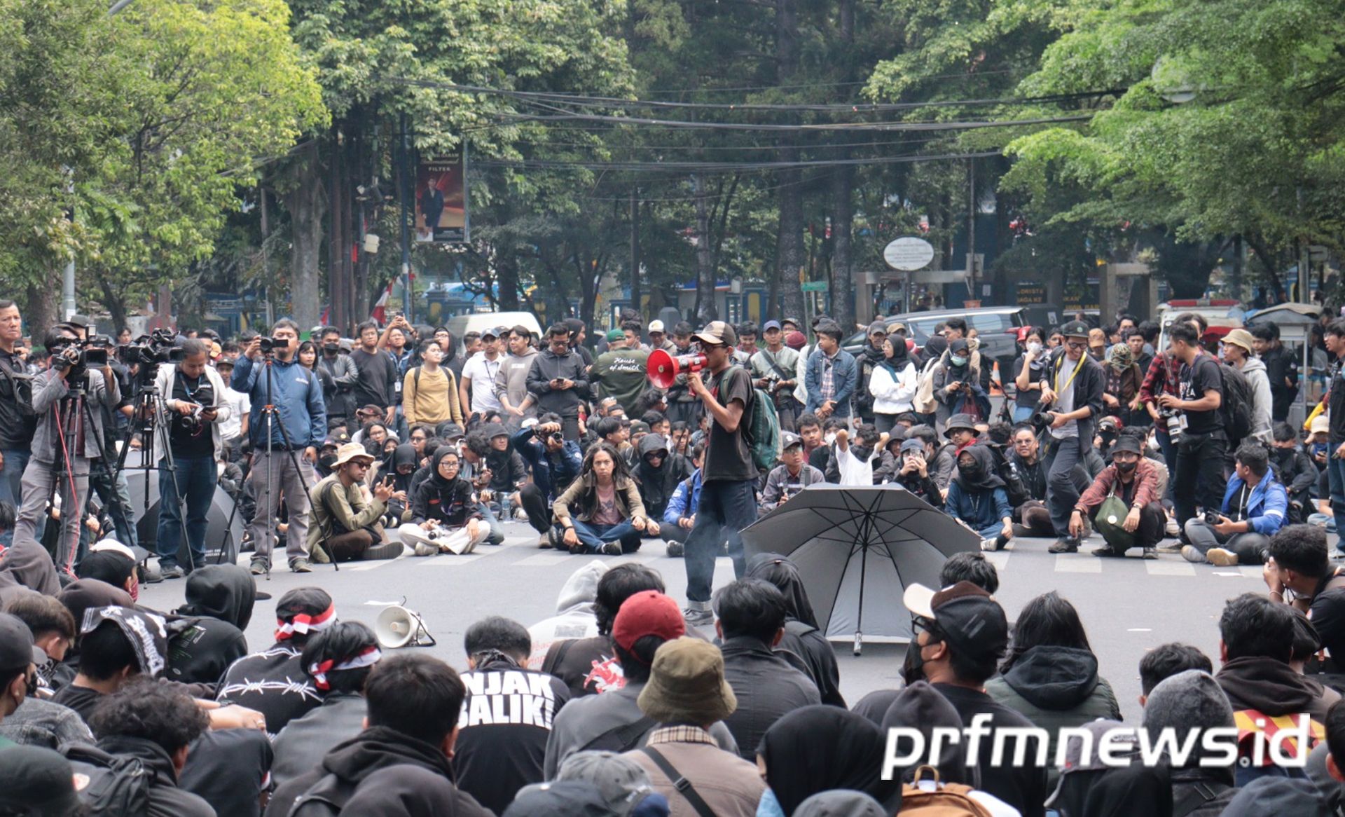 Aksi unjuk rasa 'Peringatan Darurat' di depan Gedung DPRD Jabar, Jalan Diponegoro, Kota Bandung Kamis, 22 Agustus 2024. 