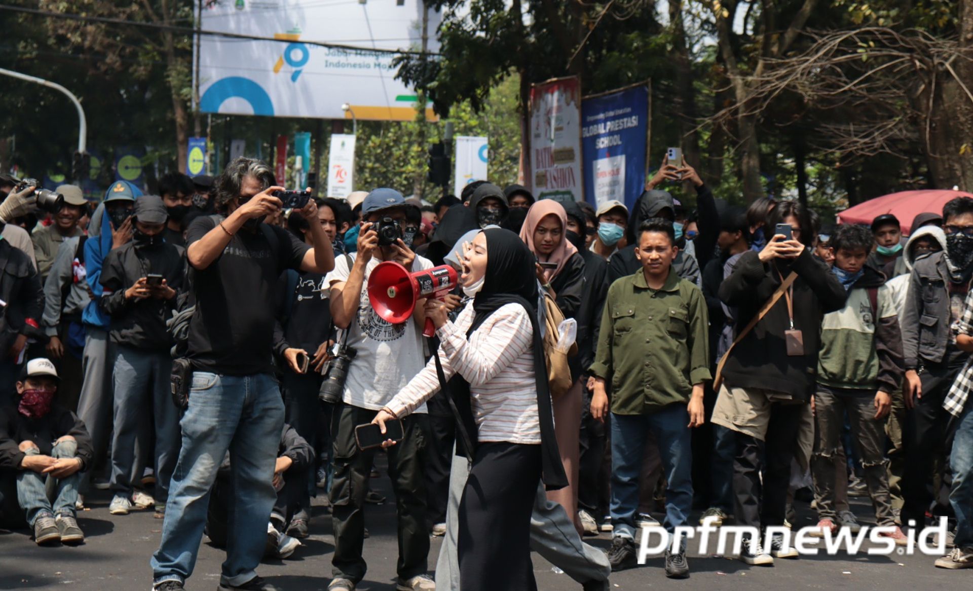 Aksi unjuk rasa 'Peringatan Darurat' di depan Gedung DPRD Jabar, Jalan Diponegoro, Kota Bandung Kamis, 22 Agustus 2024. 