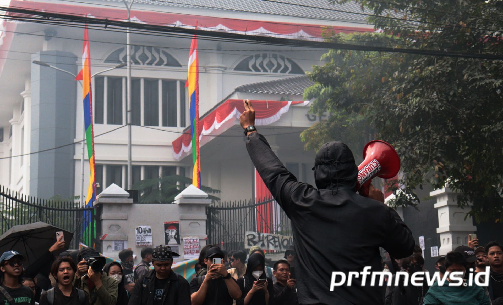 Aksi unjuk rasa 'Peringatan Darurat' di depan Gedung DPRD Jabar, Jalan Diponegoro, Kota Bandung Kamis, 22 Agustus 2024.