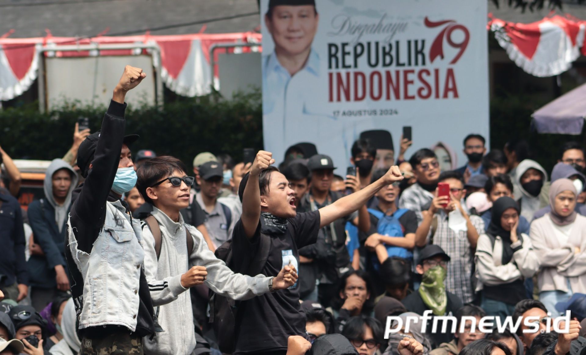 Aksi unjuk rasa 'Peringatan Darurat' di depan Gedung DPRD Jabar, Jalan Diponegoro, Kota Bandung Kamis, 22 Agustus 2024.