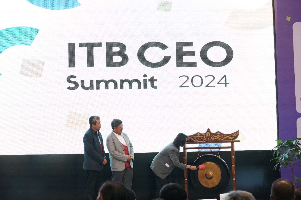 Pembukaan ITB CEO Summit 2024 ditandai pemukulan gong oleh Rektor ITB, Prof. Reini Wirahadikusumah 