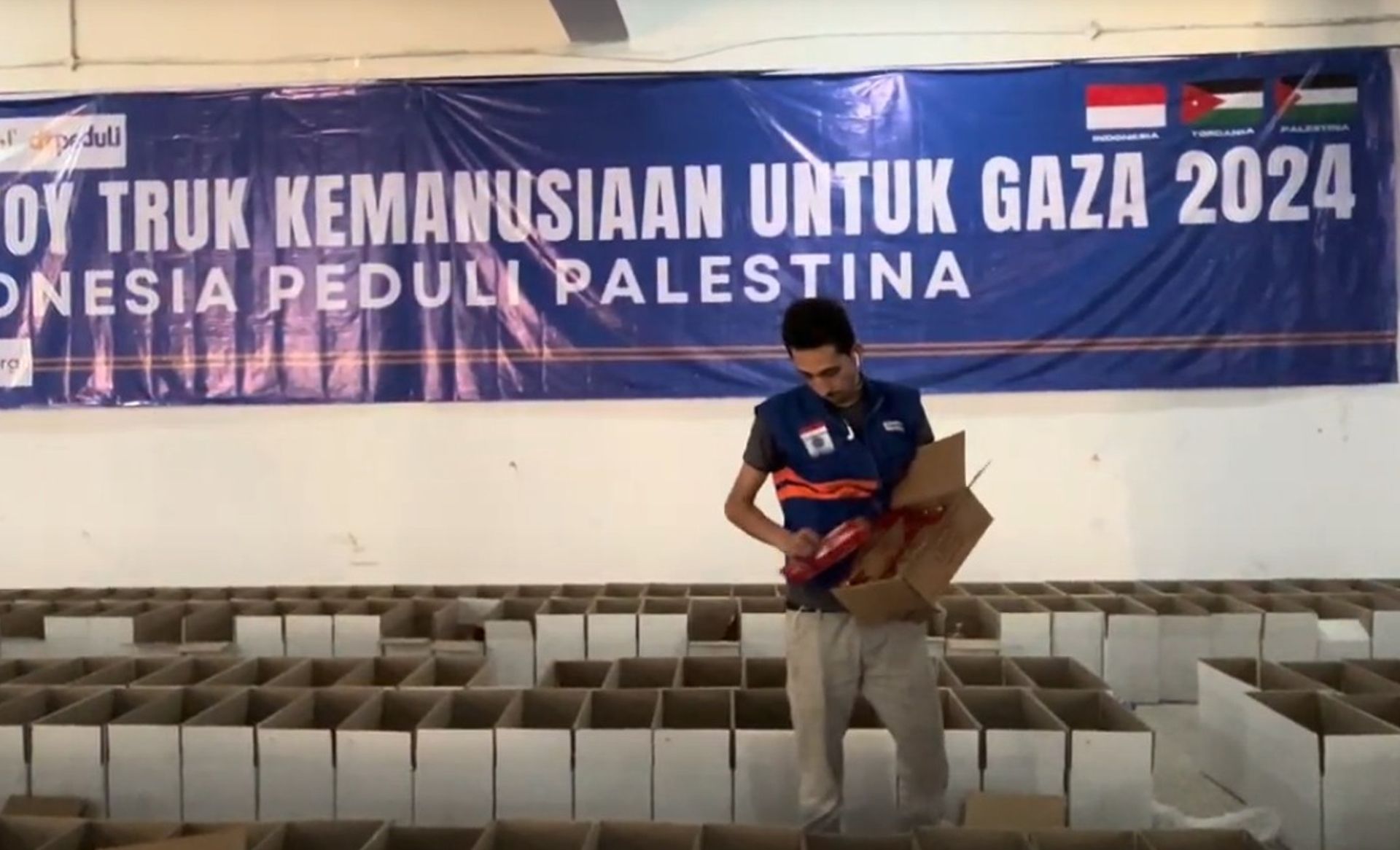 Relawan DT Peduli saat mengecek isi bantuan yang akan disalurkan ke Palestina.