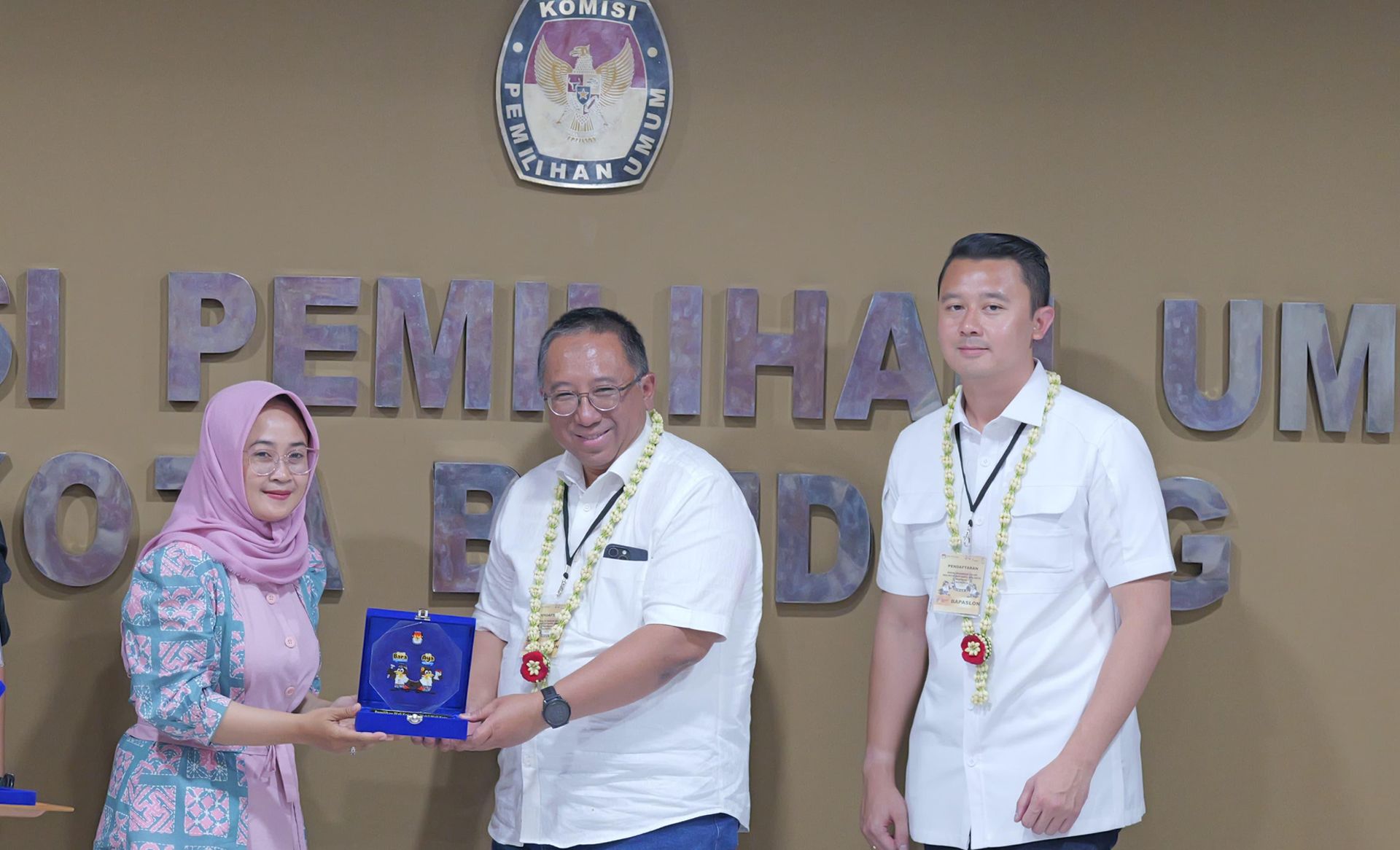 Pasangan Haru Suandharu dan Dhani Wirianata mendaftarkan diri ke KPU Kota Bandung sebagai Bakal Calon Wali Kota Bandung dan Bakal Calon Wakil Wali Kota Bandung dari PKS dan Gerindra, Rabu 28 Agustus 2024