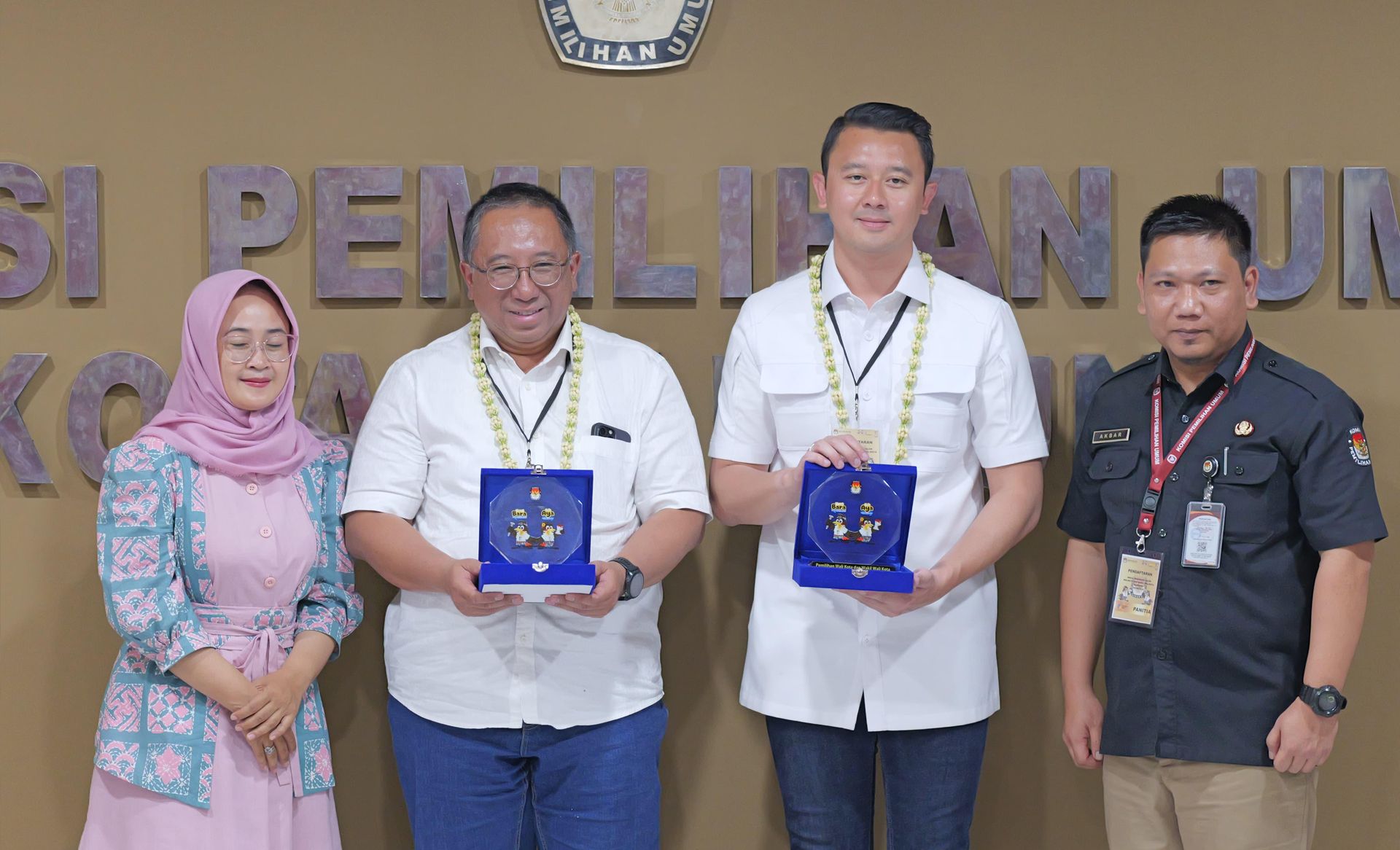 Pasangan Haru Suandharu dan Dhani Wirianata mendaftarkan diri ke KPU Kota Bandung sebagai Bakal Calon Wali Kota Bandung dan Bakal Calon Wakil Wali Kota Bandung dari PKS dan Gerindra, Rabu 28 Agustus 2024