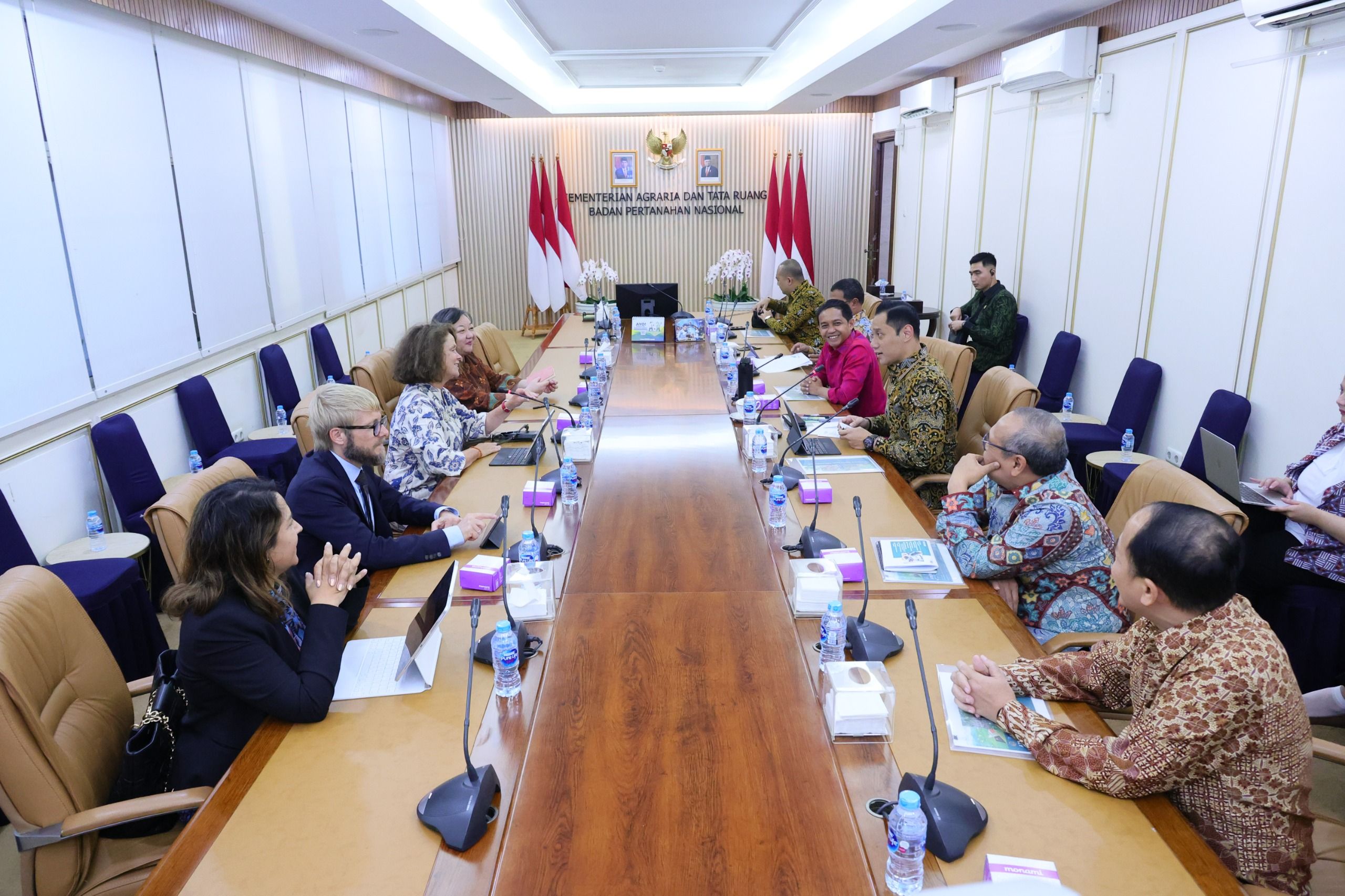 Menteri ATR/BPN Agus Harimurti Yudhoyono (AHY) menerima audiensi dari World Bank di Ruang Rapat Menteri pada Kamis 29 Agustus 2024