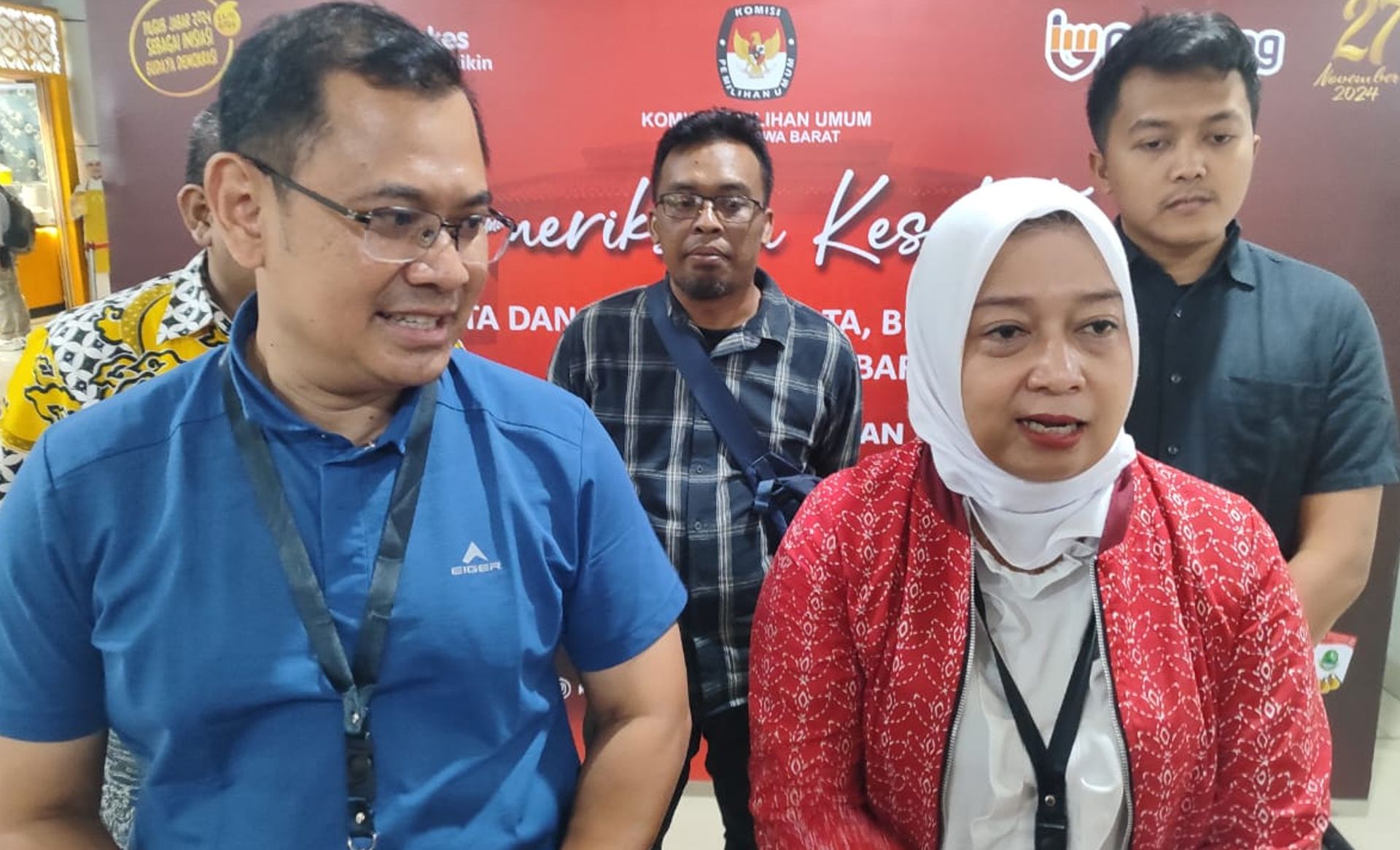 Bakal Calon Wali Kota dan Wakil Wali Kota Bandung Arfi Rafnialdi dan Yena Iskandar Ma'soem usai jalani tes kesehatan di RSHS Bandung di Jalan Sukajadi, Kota Bandung, Sabtu 31 Agustus 2024