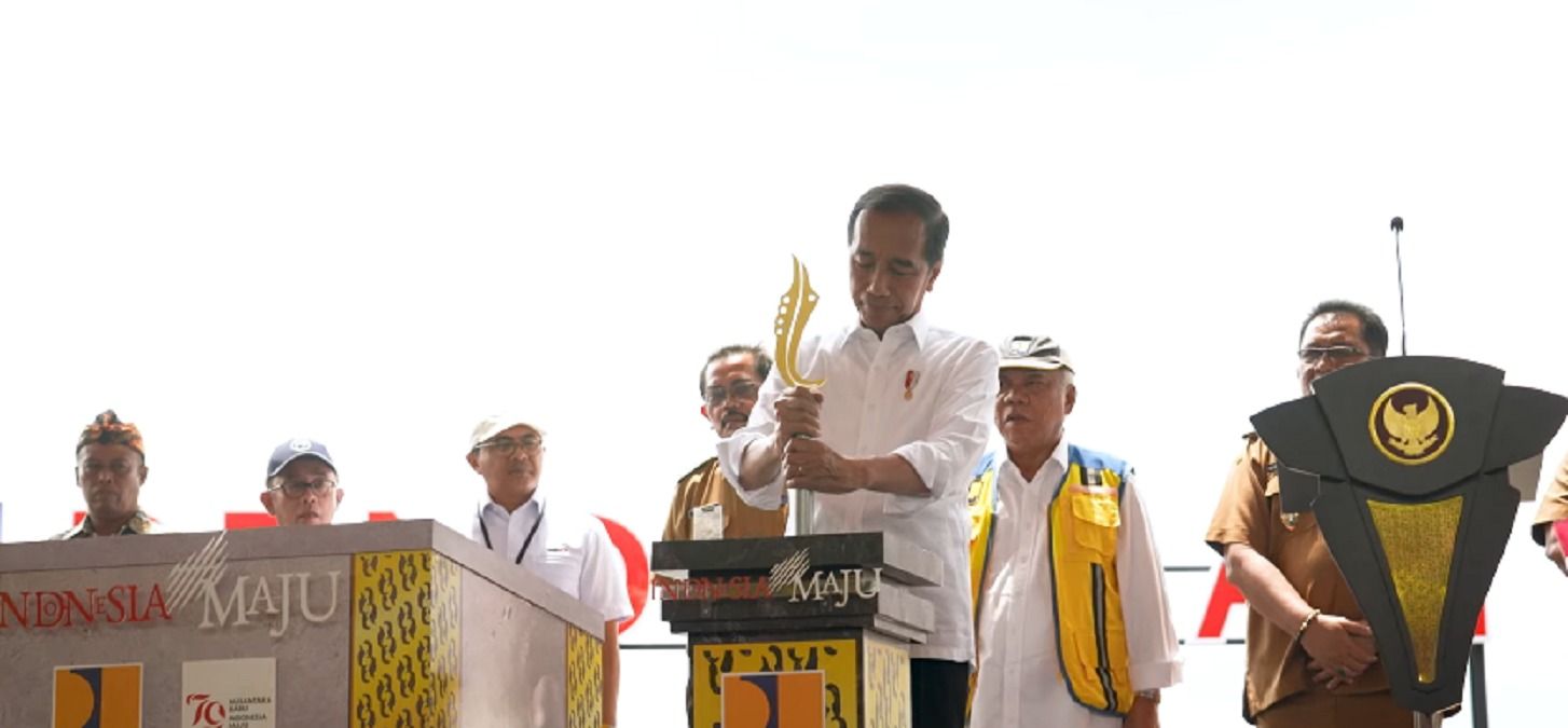 Presiden Jokowi di saat meresmikan Bendungan Leuwikeris