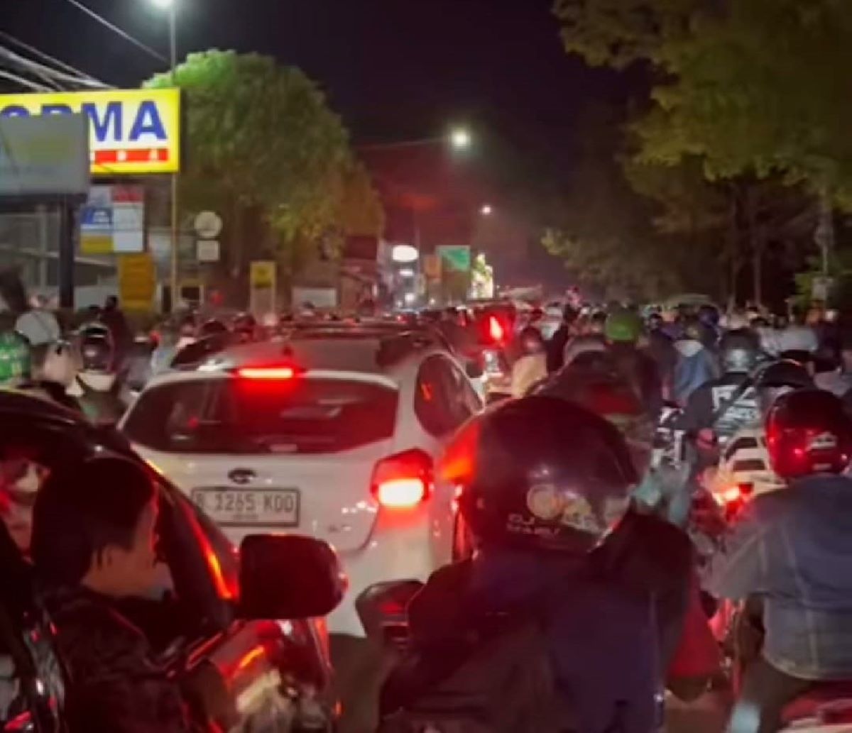 Kemacetan di Jalan AH Nasution depan lapas Sukamiskin Bandung akibat adanya bentrokan antara ojek pangkalan dan ojek online di Jalan Pasir Impun Kecamatan mandalajati Kota Bandung.