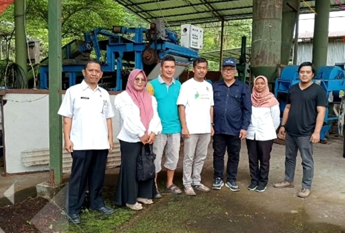 Sejumlah petani dan pelaku olahan kelapa di Parigi, Pangandaran.