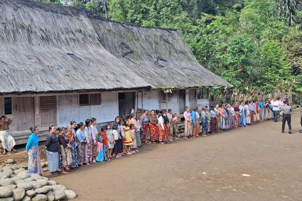 Dirjen PTKHKPPAT Kementerian ATR/BPN Iskandar Syah bersama rombongan berkunjung ke Kampung Naga Kabupaten Tasikmalaya Jawa Barat, pada Jumat 6 September 2024