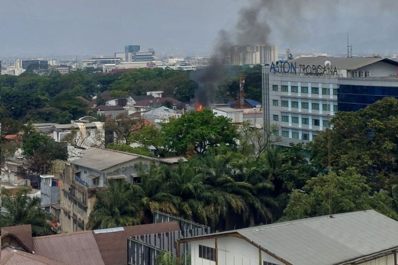 Kebakaran bangunan rumah di Jalan Cipaganti, Kota Bandung, Minggu 8 September 2024