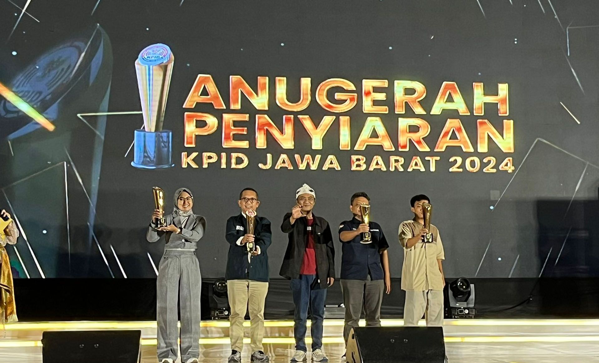 Penghargaan untuk Radio PRFM di acara malam puncak Anugerah Penyiaran KPID Jawa Barat 2024 diterima langsung oleh Direktur PT Mustika Parahyangan (PRFM) Windu Djajadiredja (kedua dari kiri) di The Trans Luxury Hotel, Kota Bandung, Rabu 11 September 2024