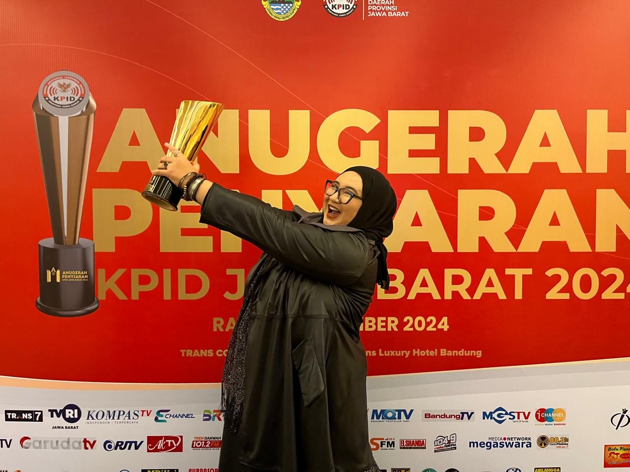 Dalam Anugerah Penyiaran KPID Jawa Barat yang digelar di Bandung pada Rabu 11 September 2024 malam, Penyiar Radio PRFM, Zanjabilla Kamila meraih penghargaan 'Penyiar Terfavorit Radio' dalam Anugerah Penyiaran KPID Jawa Barat 2024