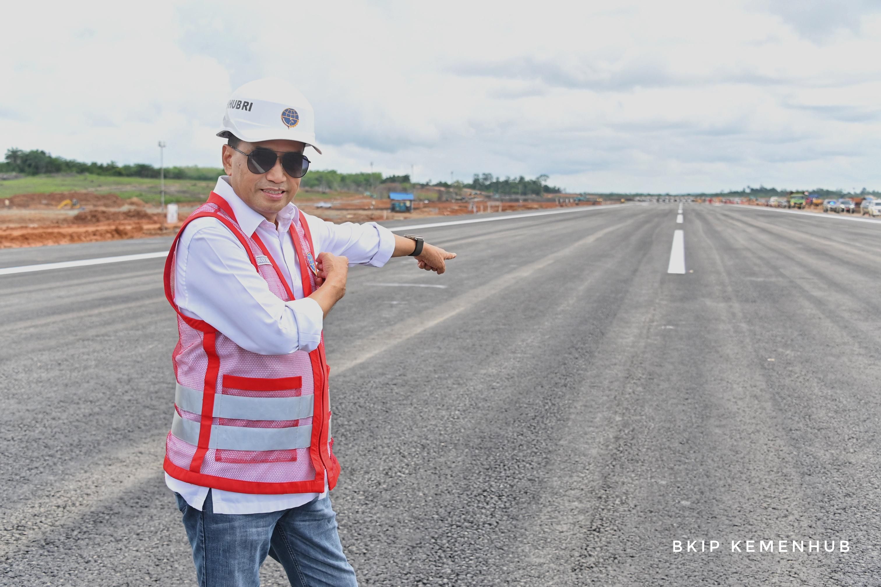 Menteri Perhubungan (Menhub) Budi Karya Sumadi mengatakan, bahwa pembangunan landasan pacu di bandara IKN telah memasuki proses kalibrasi