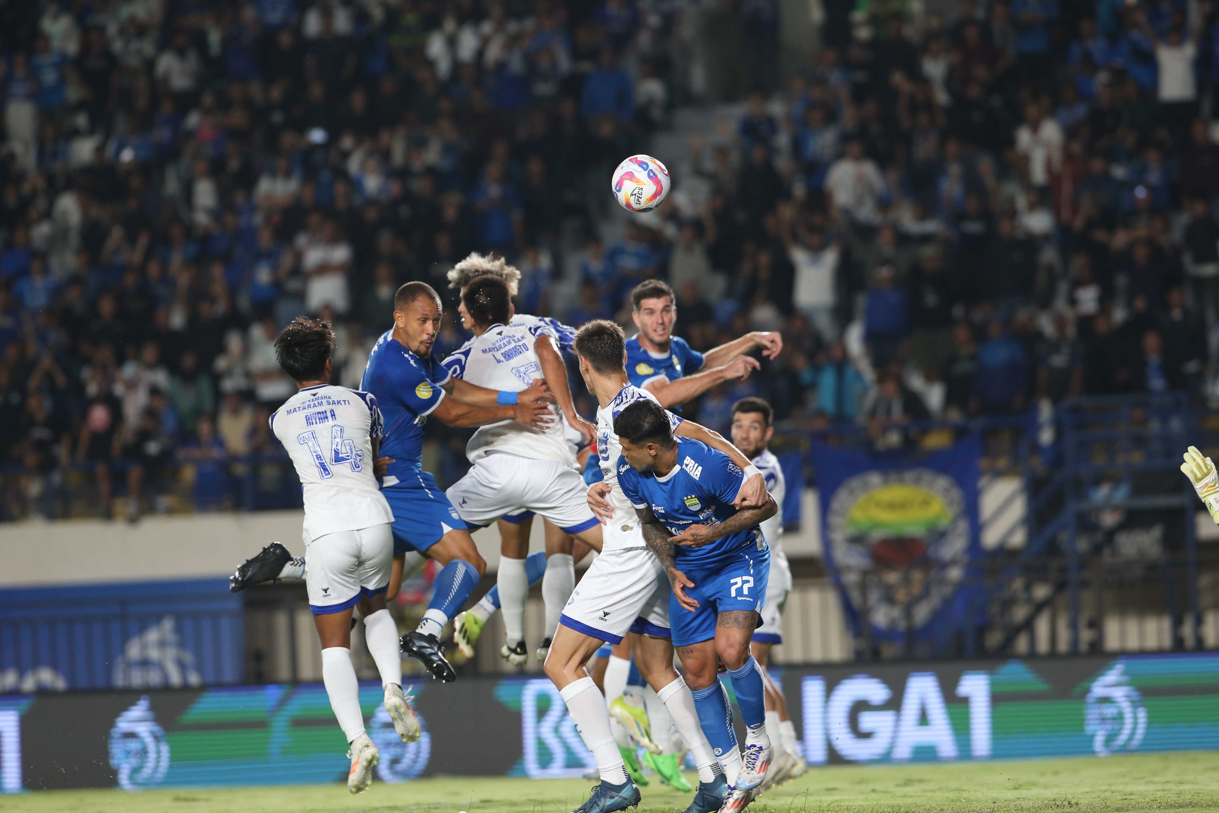 Duel pemain di laga Persib vs PSIS Semarang pada pekan kelima BRI Liga 1, 15 September 2024.