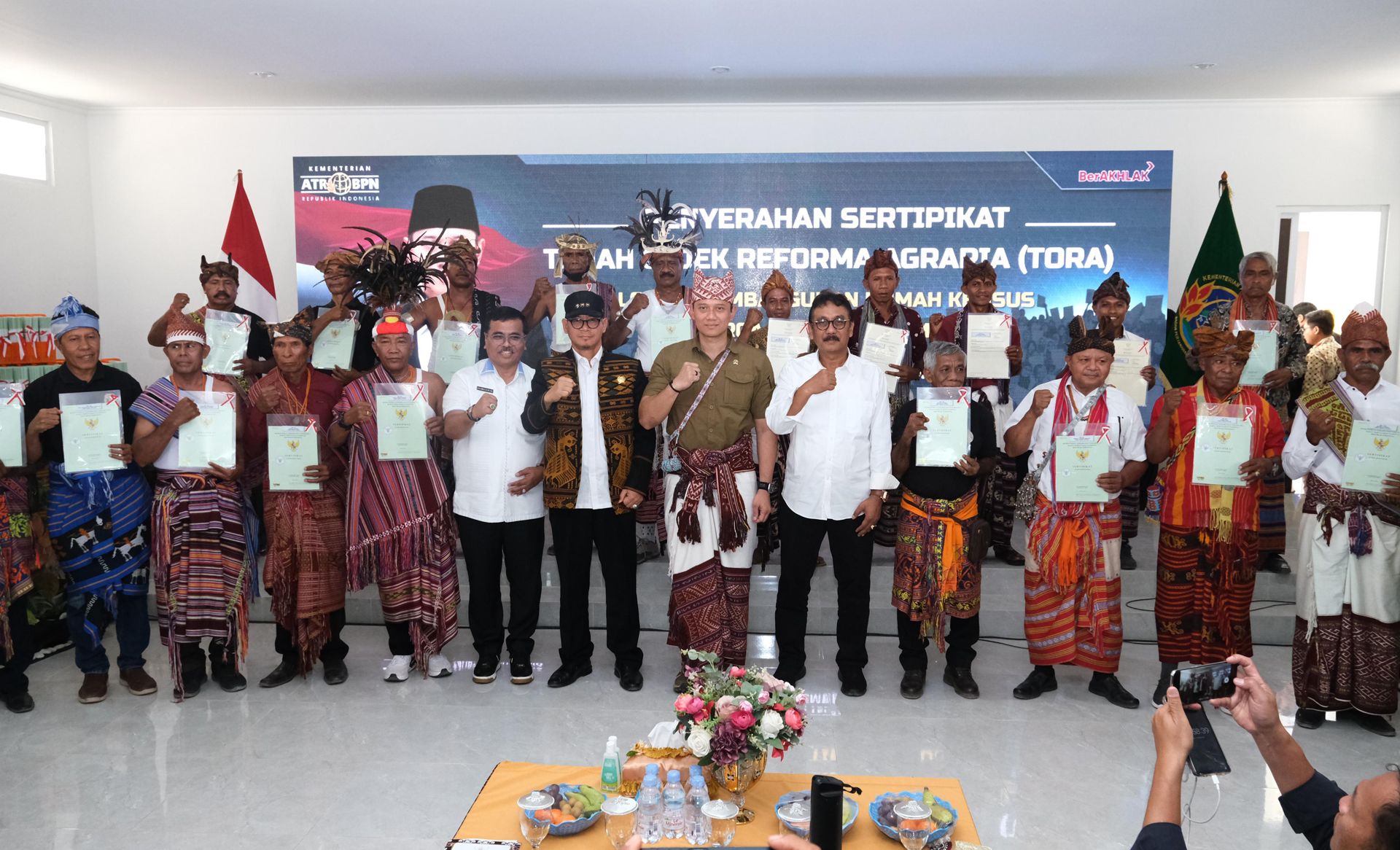  Warga eks Timor-Timur mengucapkan terima kasih atas pembagian sertipikat Tanah Objek Reforma Agraria (TORA) melalui program Redistribusi Tanah. 