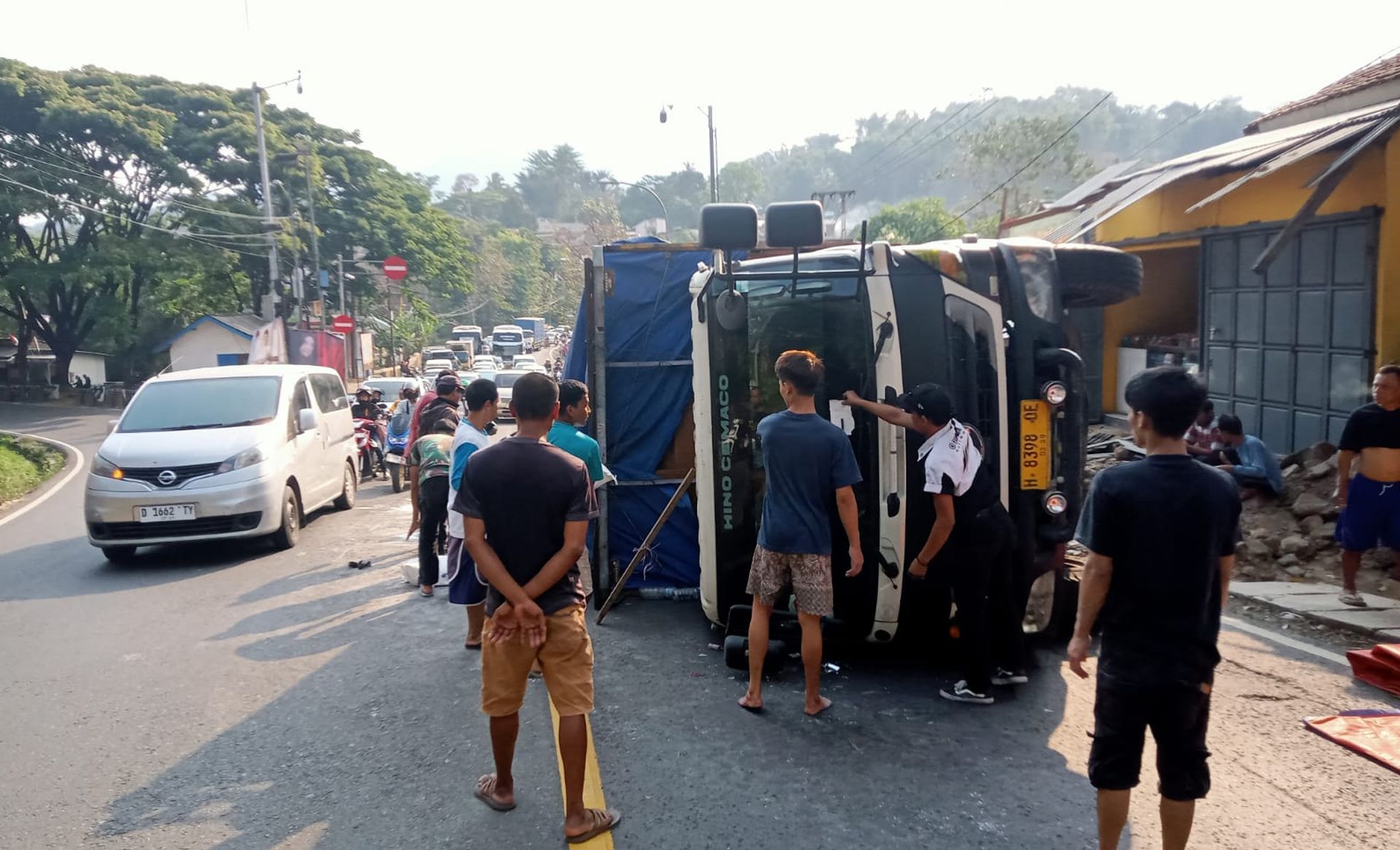 Truk tronton mengalami kecelakaan hingga terguling di Jalan Raya Nagreg, Kabupaten Bandung, Minggu 15 September 2024