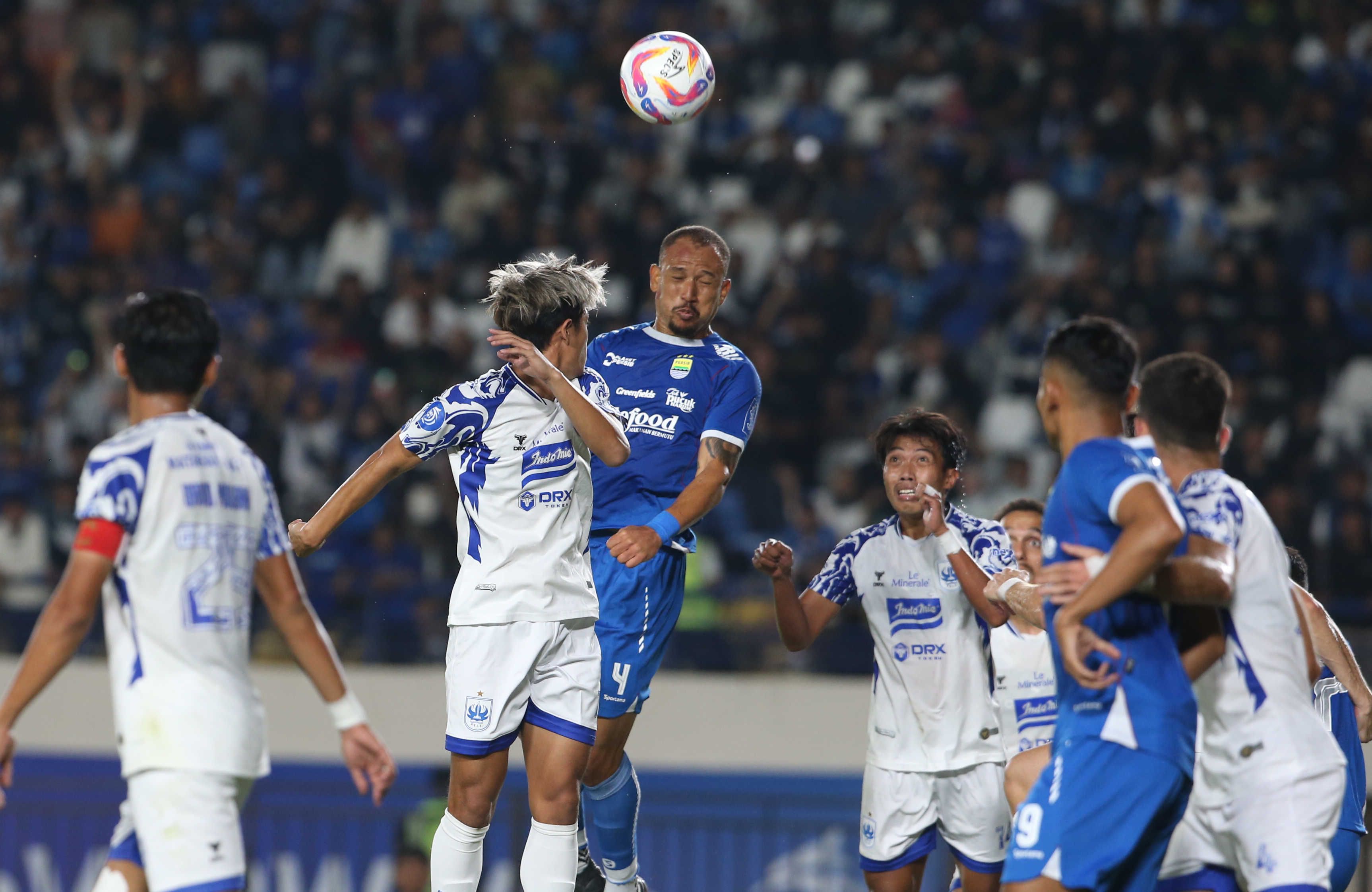 Gustavo Franca menyundul bola yang menjadi gol kedua Persib atas PSIS Semarang, 15 September 2024.