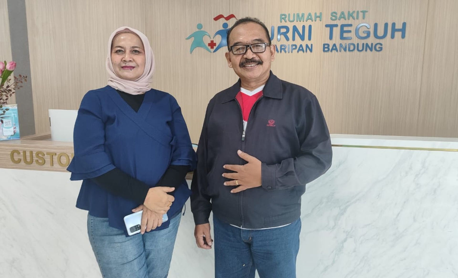 Kepala Departemen SDM dan Umum (HRD) RS Mitra Teguh Naripan, FA. Widi Poetra, didampingi Kepala Departemen Pemasaran dan Hubungan Masyarakat, Nita Handayani Dewi