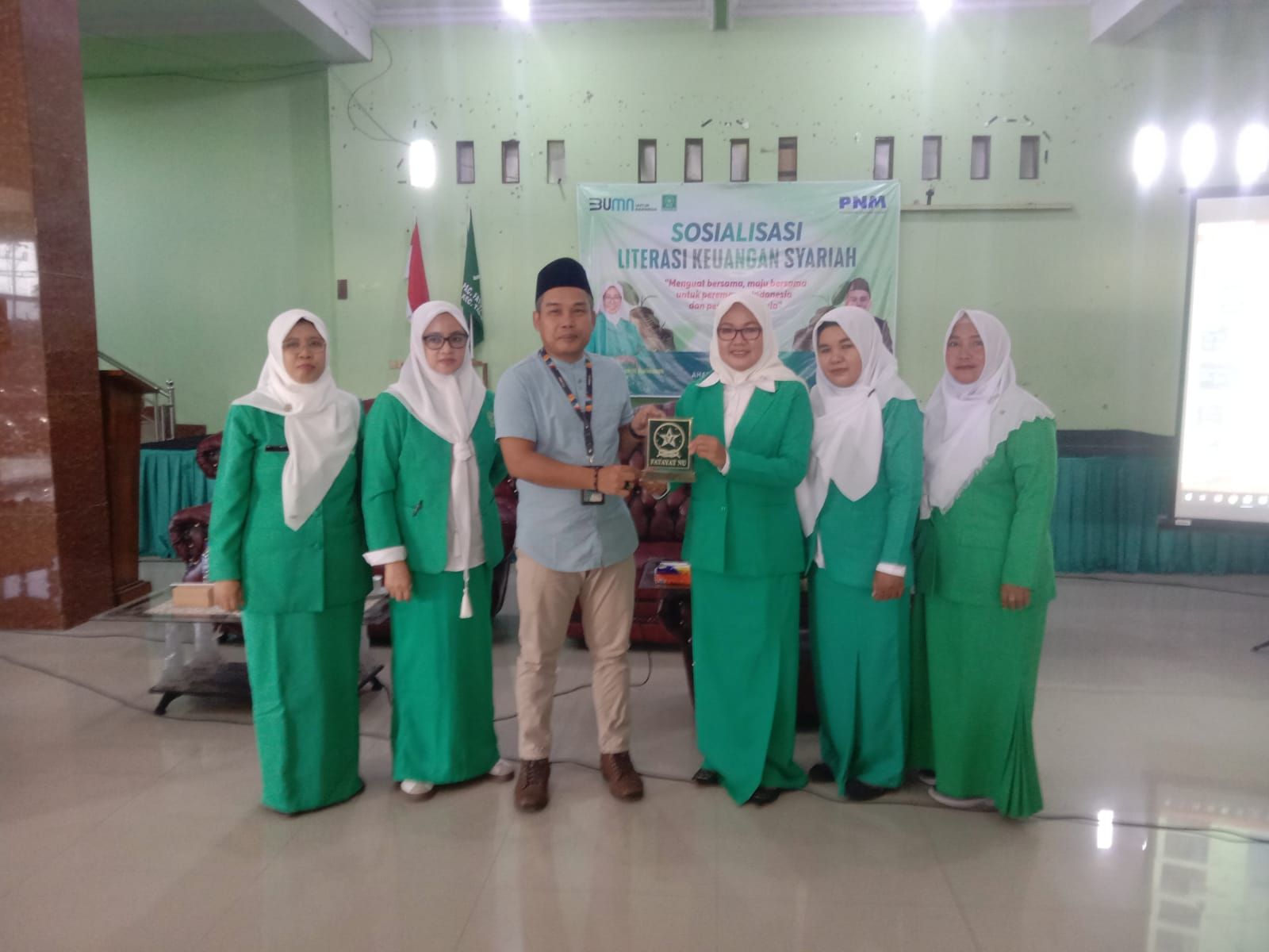 PP Fatayat NU dan PNM saling memberikan apresiasi berupa plakat kerjasama