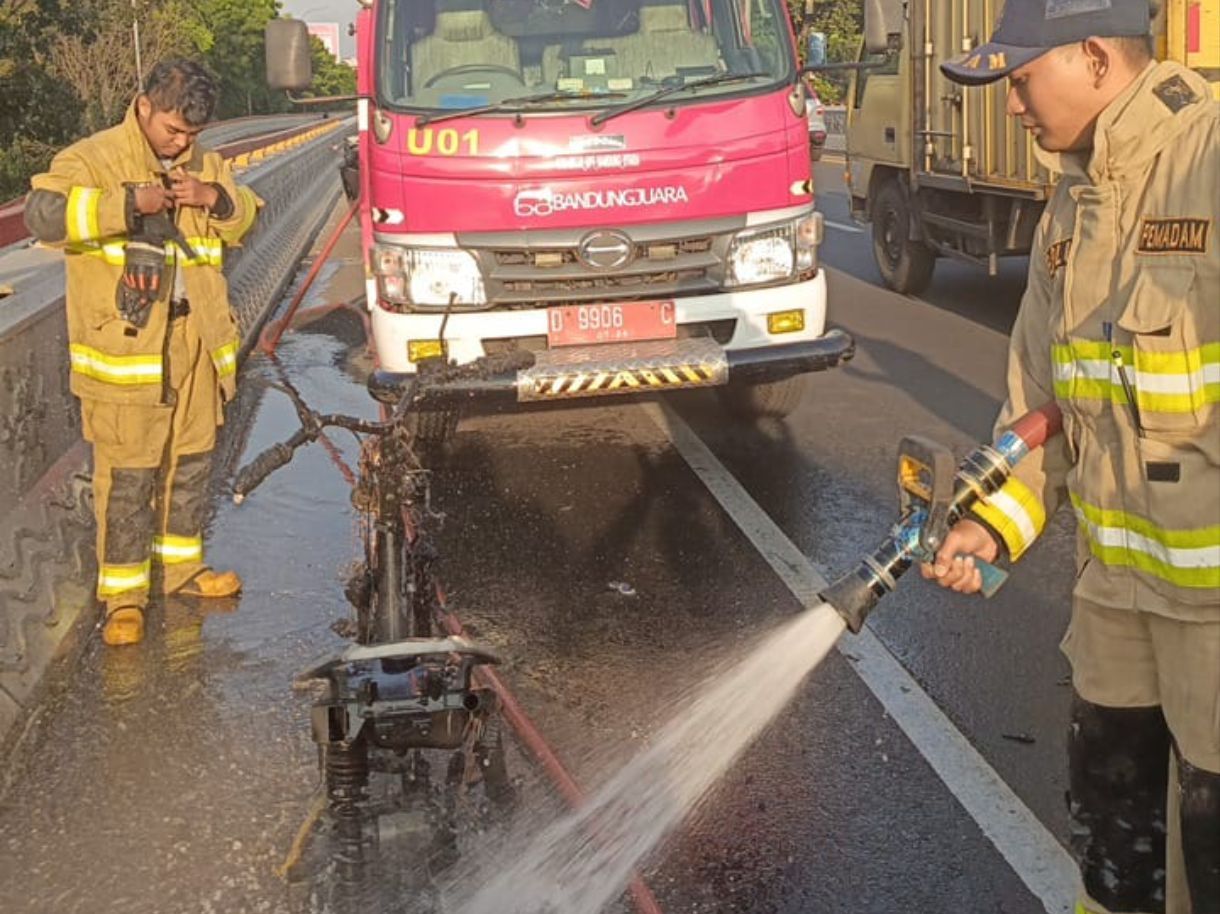 Motor ludes terbakar di Flyover Pasupati Kota Bandung, Kamis 19 September 2024