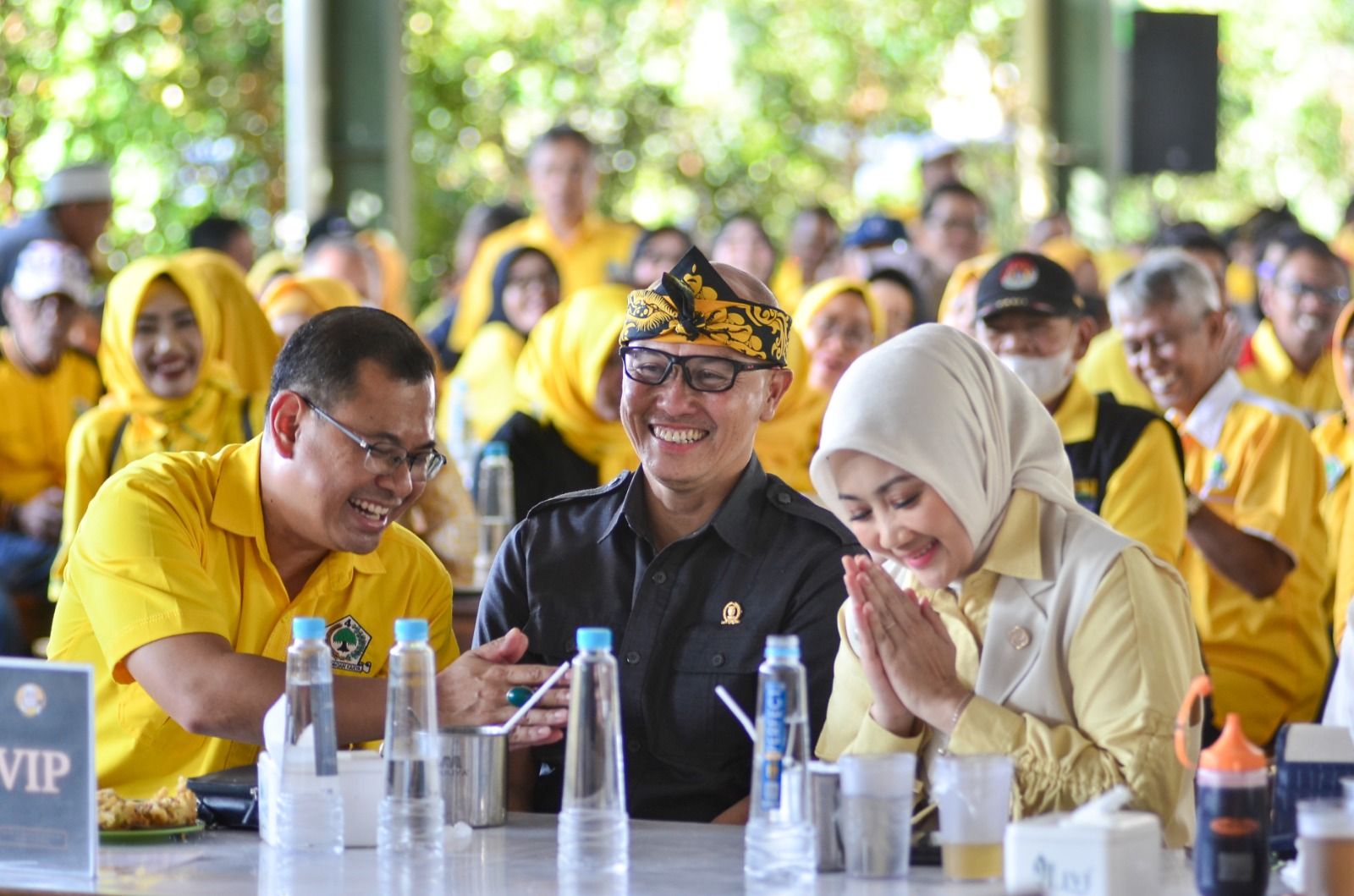 Anggota DPR RI terpilih dari Partai Golkar Atalia Praratya (kiri) bersama Calon Wali Kota Bandung Arfi Rafnialdi (kanan) saat acara Tasyakur Partai Golkar di Pasteur, Kota Bandung, Jumat 20 September 2024.