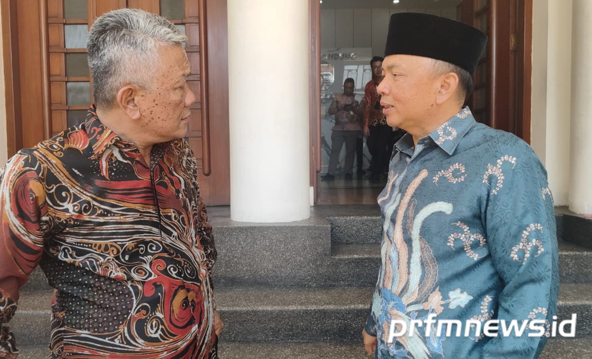 Kepala Dinas Perhubungan Jawa Barat Ahmad Koswara Hanafi (Kanan) dilantik sebagai Pj Wali Kota Bandung menggantikan Bambang Tirtoyuliono (kiri) yang menjabat Kepala Dinas Bina Marga dan Penataan Ruang Provinsi Jawa Barat, Jumat 20 September 2024