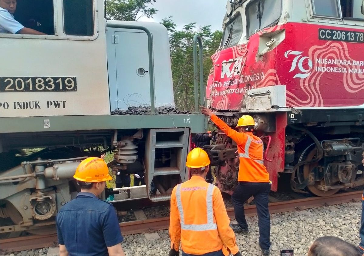 Kereta api Taksaka (KA 70) alami kerusakan lokomotif, harus diganti lokomotif pengganti.